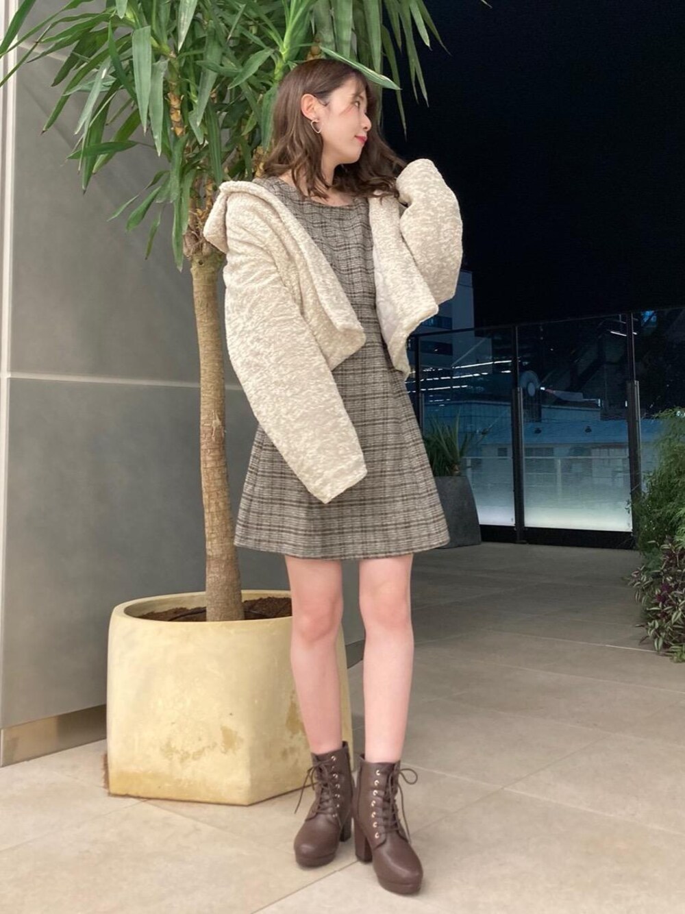 「アウター、ワンピース、トレンドコーデ、チェックワンピース、MAJESTIC LEGON、マジェスティックレゴン、ガーリーコーデ、ワンピースコーデ、ミニ丈ワンピース、おうち時間」｜「MAJESTIC LEGONのレースアップブーツ（ブーツ、ブラウン系）」を使った、マジェスティックレゴン横浜ジョイナス店スタッフさん（レディース・160cm）の秋コーディネートの1枚目の写真