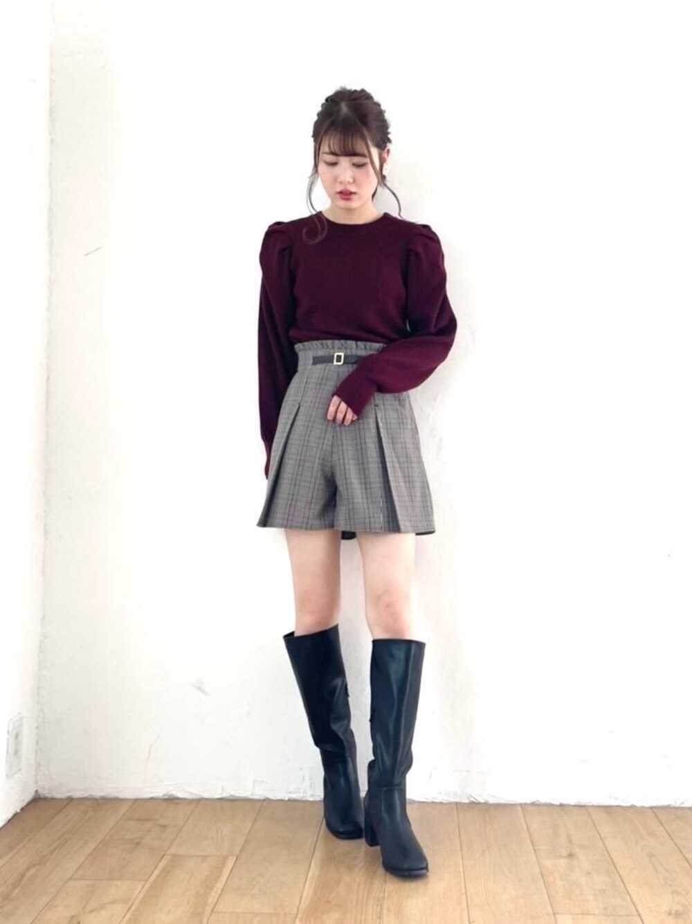 ブラック系のブーツ、ブラック系のその他パンツ、ブラック系のシュシュを着用したレディースの秋コーディネートの1枚目の写真