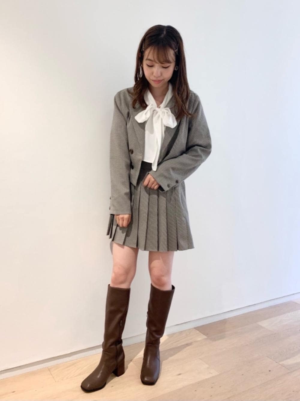 「チェック、セットアップ、参戦服、MAJESTIC LEGON、マジェスティックレゴン、秋コーデ、セットアップコーデ、カワイイ、💙🤎コーデ、ゆまえもん」｜「MAJESTIC LEGONのコンシャスボウタイブラウス（シャツ/ブラウス、ホワイト系）」を使った、マジェスティックレゴン横浜ジョイナス店スタッフさん（レディース・157cm）の秋コーディネートの1枚目の写真