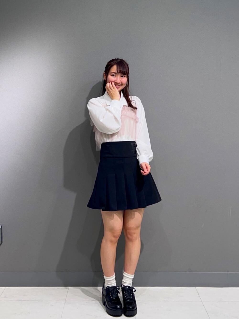 「チュール、デート、フェミニン、ミニ、トレンドコーデ、MAJESTIC LEGON、マジェスティックレゴン、標準身長、シャツ 、ブルべ夏」｜「MAJESTIC LEGONのサイドベルトプリーツスカパン（スカート、ブラック系）」を使った、マジェスティックレゴン横浜ジョイナス店スタッフさん（レディース・156cm）の春コーディネートの1枚目の写真