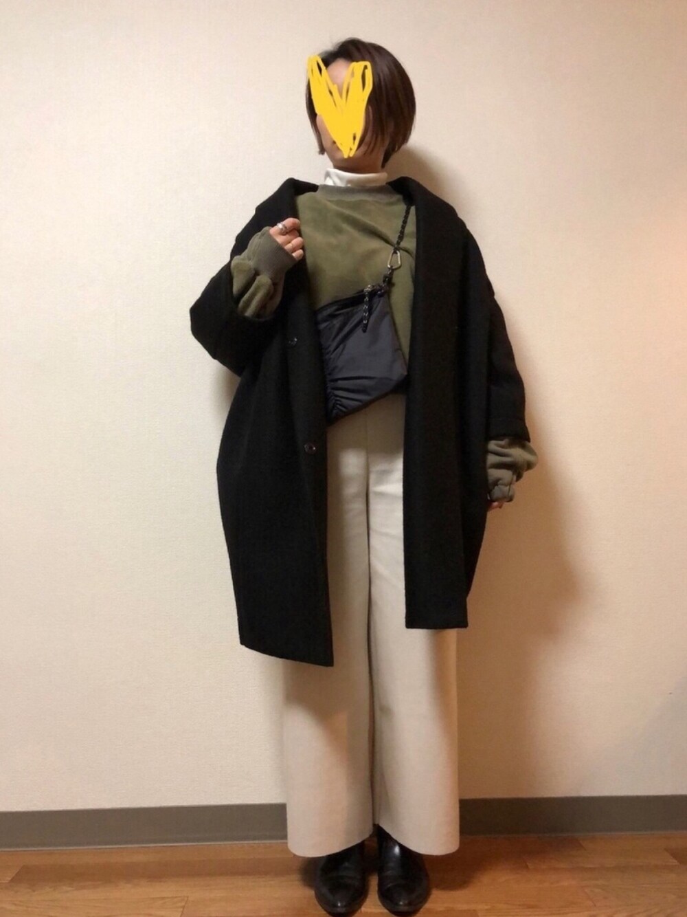 「カーキトップス、カーキ、白パンツ、イヤリング、ハイネック、オーバーサイズ」｜「TODAYFULのブラッシュドリメイクスエット（スウェット、グリーン系）」を使った、まーむちゃんさん（レディース・155cm）の冬コーディネートの1枚目の写真