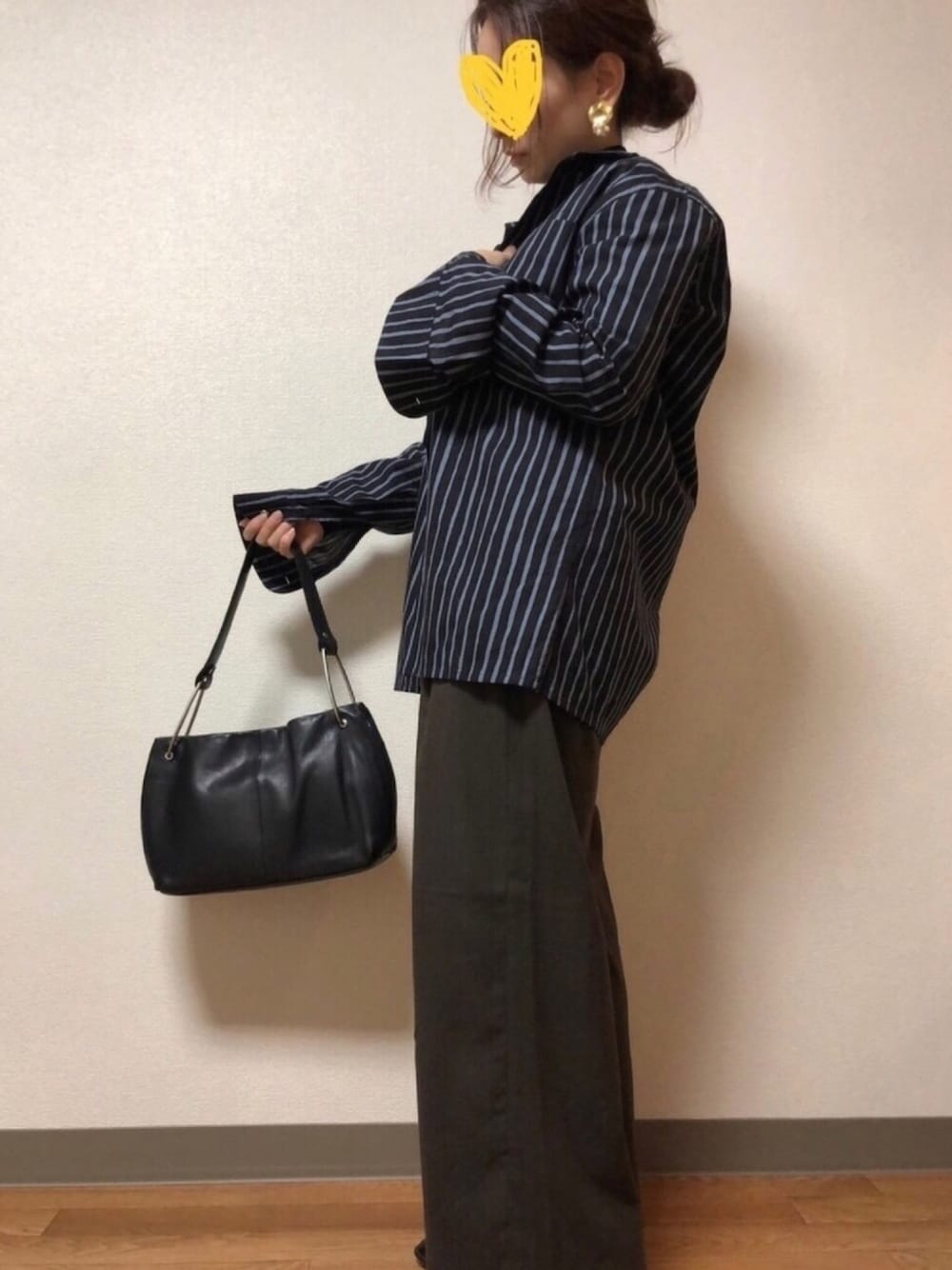 「she me、ストライプ、ストライプシャツ、オーバーサイズ、メンズアイテム、メンズシャツ」｜「Chimieの【chimie】ラウンドパールイヤリング chimie 1（イヤリング、ゴールド系）」を使った、まーむちゃんさん（レディース・155cm）の秋コーディネートの1枚目の写真