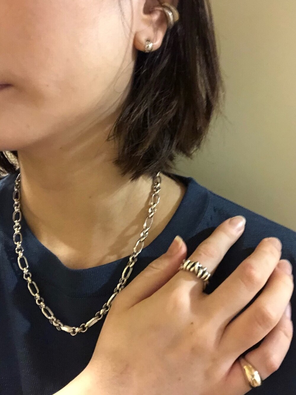 「大人カジュアル、アクセサリー、アクセサリー重ね付け、スタニングルアー、シャリ感、Na.moda、ナモーダ、ナ.モーダ」｜「SPINNSのニュアンスメタルリングイヤーカフ（イヤリング（片耳用）、ゴールド系）」を使った、まーむちゃんさん（レディース・155cm）の夏コーディネートの1枚目の写真