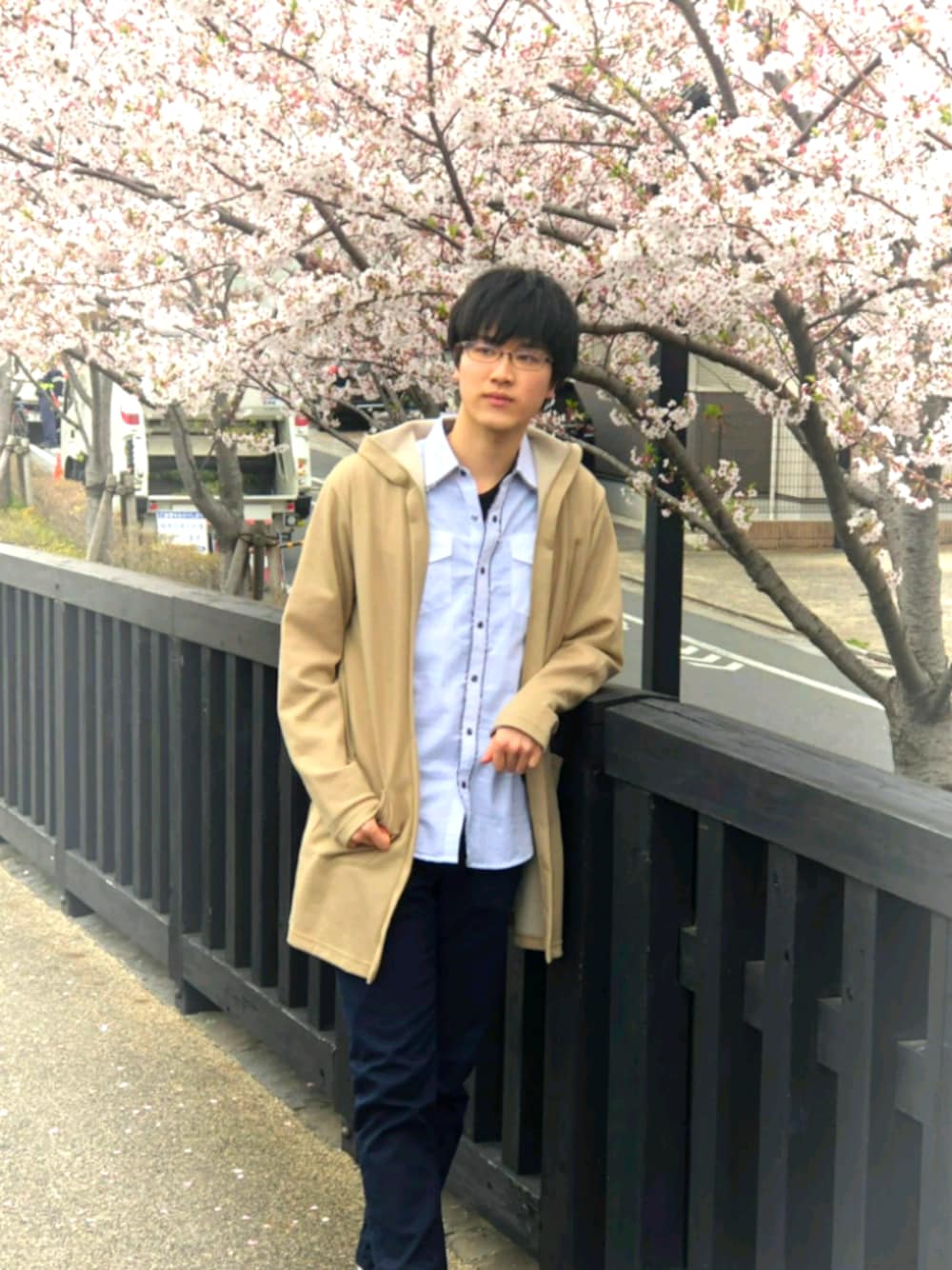 ベージュ系のカーディガン/ボレロ、ベージュ系のカーディガン/ボレロを着用したメンズの春コーディネートの1枚目の写真