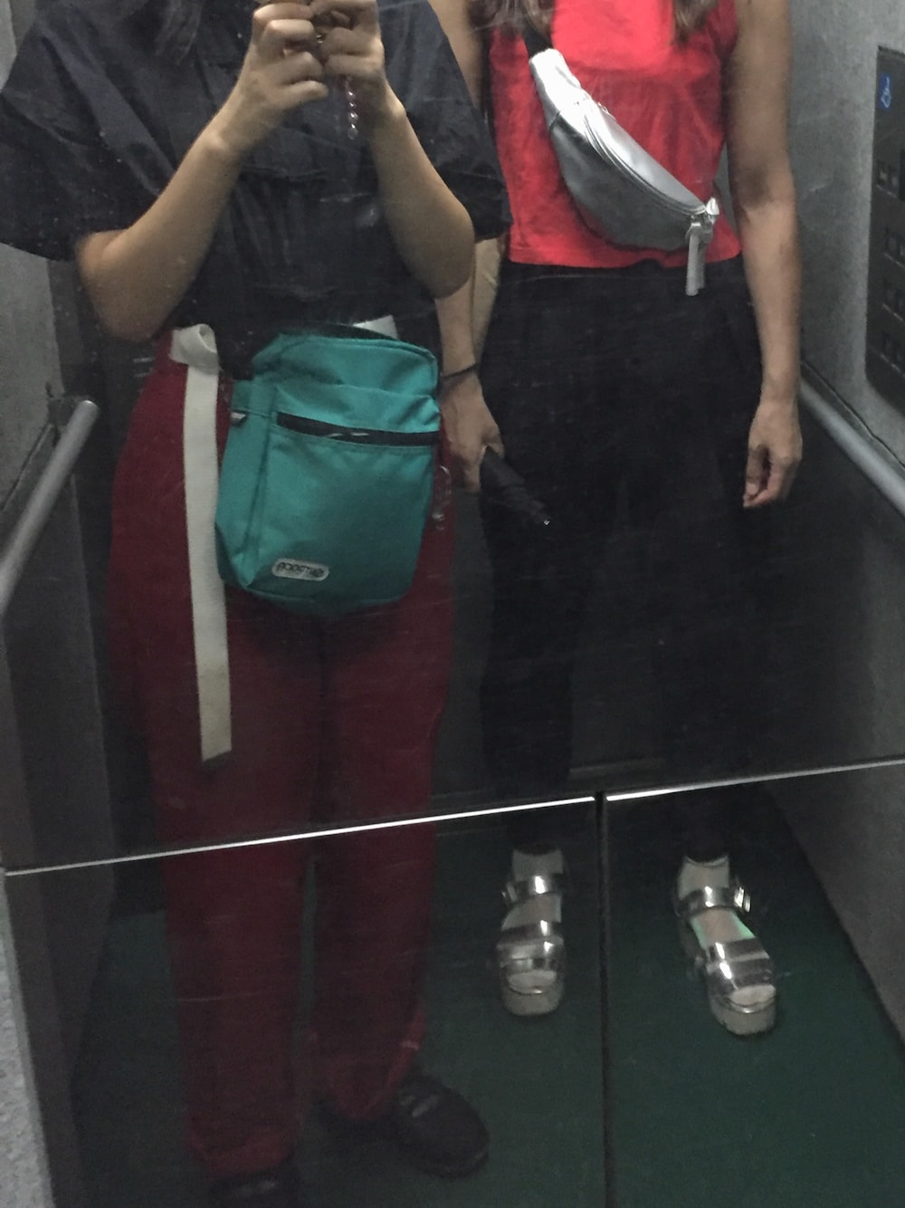 「キラキラ、チャイナシャツ、ディッキーズ(Dickies)、ワークパンツ、緑、あかくろ、夏休み、おかあさんといっしょ、ショルダーバッグ」｜「OUTDOOR PRODUCTSのコーデュラ縦型ショルダー（ショルダーバッグ、グリーン系）」を使った、しめじさん（レディース・163cm）の夏コーディネートの1枚目の写真
