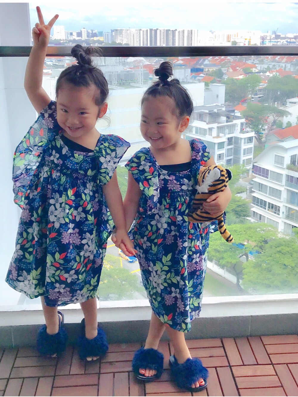 「キッズファッション、おんなのこ、双子、双子コーデ、おだんごヘアー、キッズワンピース、常夏コーデ」｜「cotton onのアイテム（ワンピース、ブルー系）」を使った、himawari⑅︎◡̈︎*sanさん（キッズ・90cm）の冬コーディネートの1枚目の写真