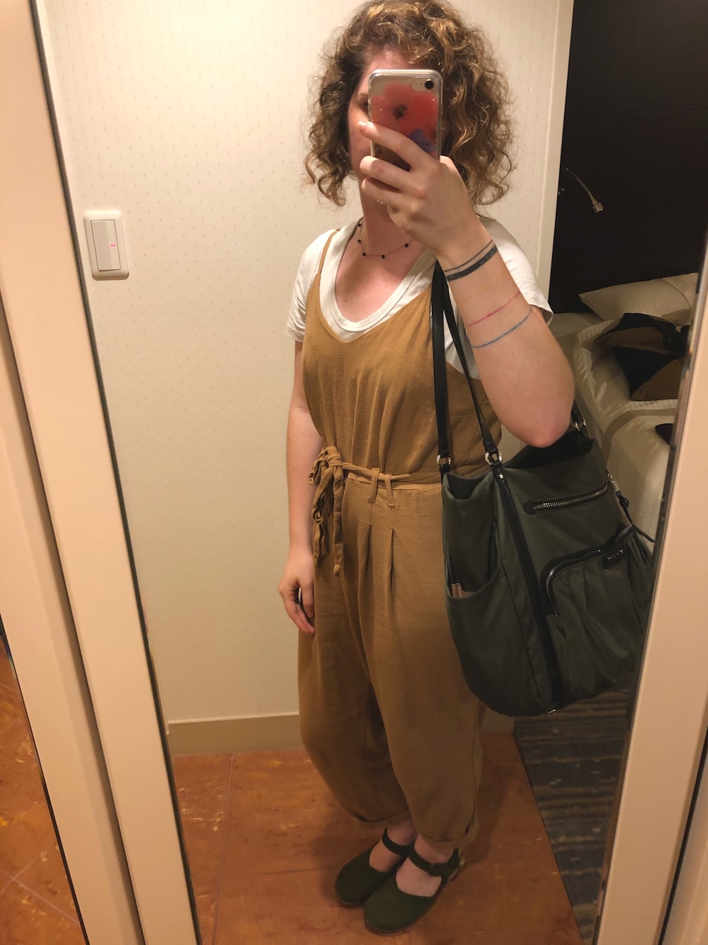 「jumpsuit、clogs、mustard、BAG、curly」｜「Targetのアイテム（サロペット/オーバーオール、ゴールド系）」を使った、Livさん（レディース・163cm）の夏コーディネートの1枚目の写真