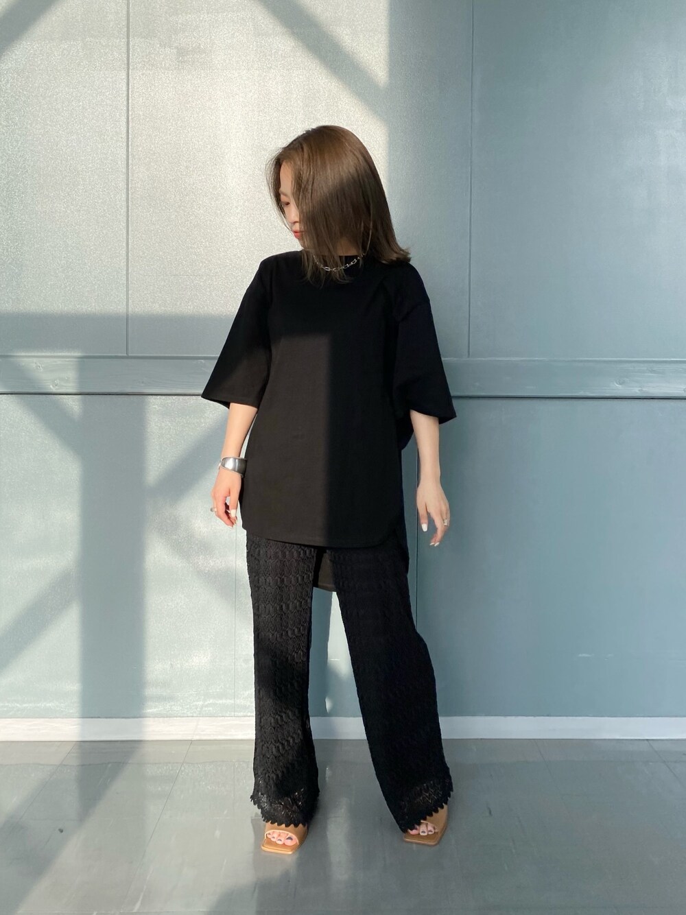 「休日コーデ、シンプル、パンツスタイル、オトナカジュアル、プチプラコーデ、ブラック、モノトーン、レースパンツ、ootd、お洒落さんとつながりたい」｜「DouDouの【WEB限定】レースパンツ＋BIGT（つなぎ/オールインワン、ブラック系）」を使った、chisaさん（レディース・148cm）の春コーディネートの1枚目の写真