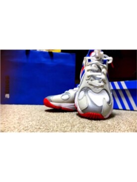 スニーカーを使った トリコロールカラー の人気ファッションコーディネート Wear