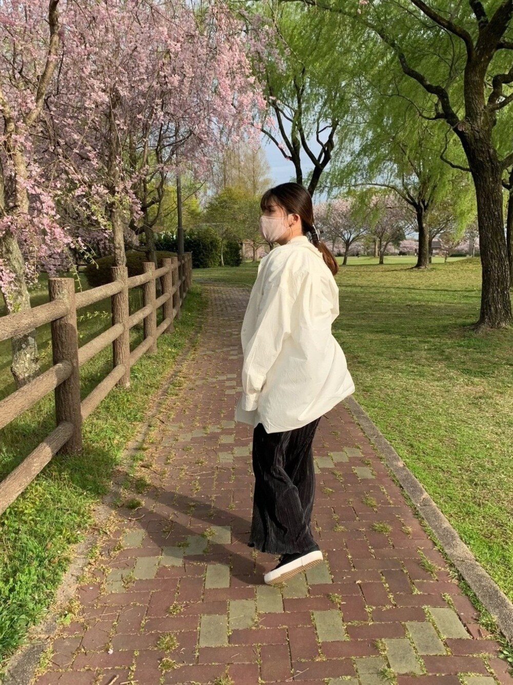 「シンプルコーデ、春カラースタイル、カジュアル、シャツスタイル、桜、GU、ユニクロ、モノトーンコーデ、おしゃれさんと繋がりたい、#ootd」｜「UNIQLOのアイテム（シャツ/ブラウス、ホワイト系）」を使った、komeさん（レディース・155cm）の春コーディネートの1枚目の写真