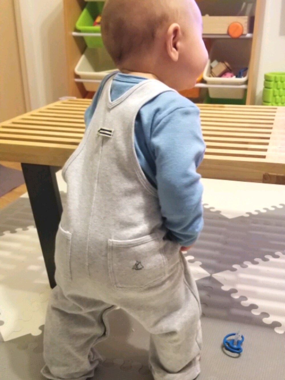 「8ヶ月、ハーフ」｜「PETIT BATEAUのアイテム（サロペット/オーバーオール、グレー系）」を使った、Owenさん（キッズ・70cm）の春コーディネートの1枚目の写真