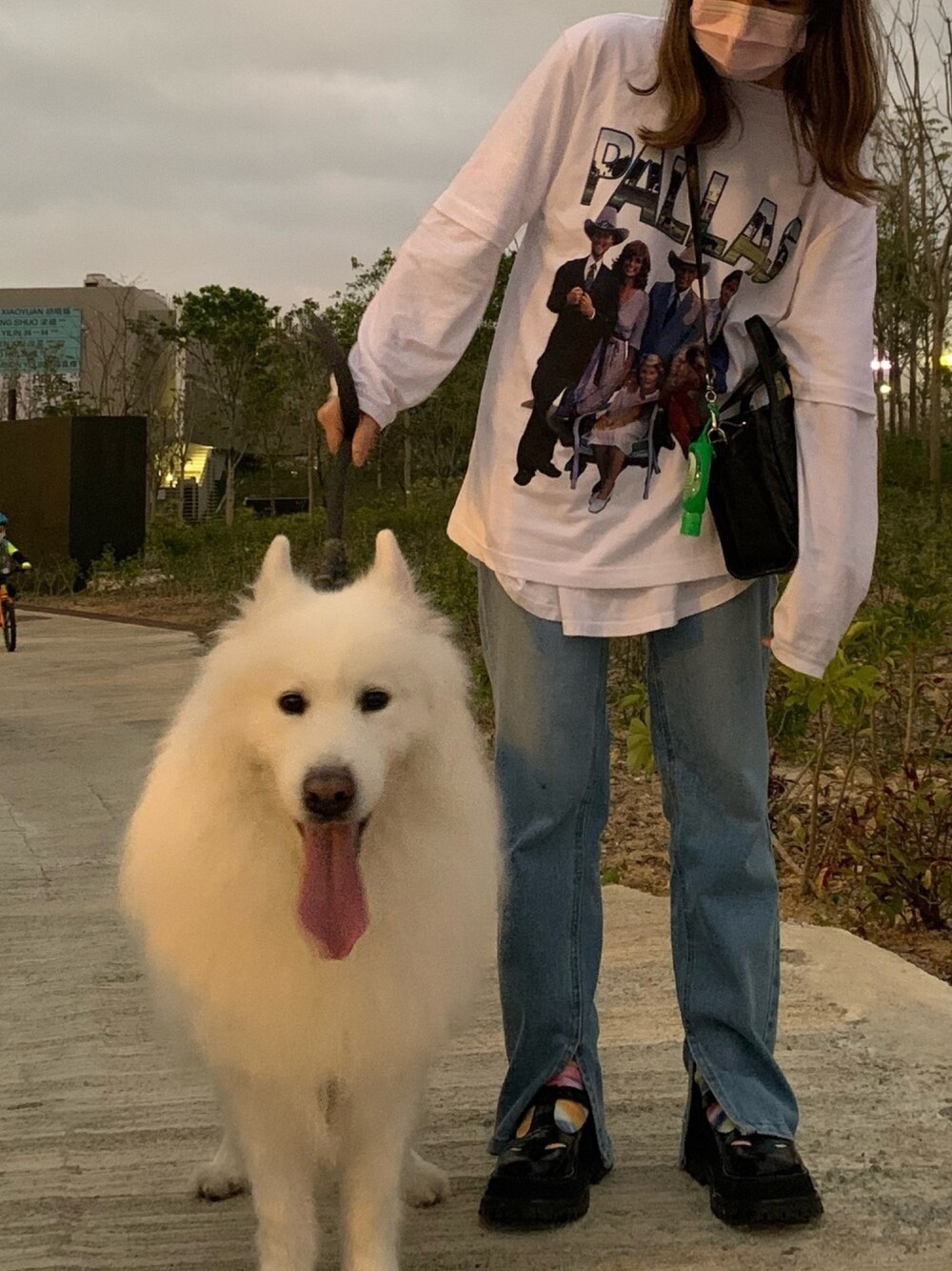 「palace、burberry」｜「PALACEのアイテム（Tシャツ/カットソー、ホワイト系）」を使った、yamさん（レディース・162cm）の秋コーディネートの1枚目の写真