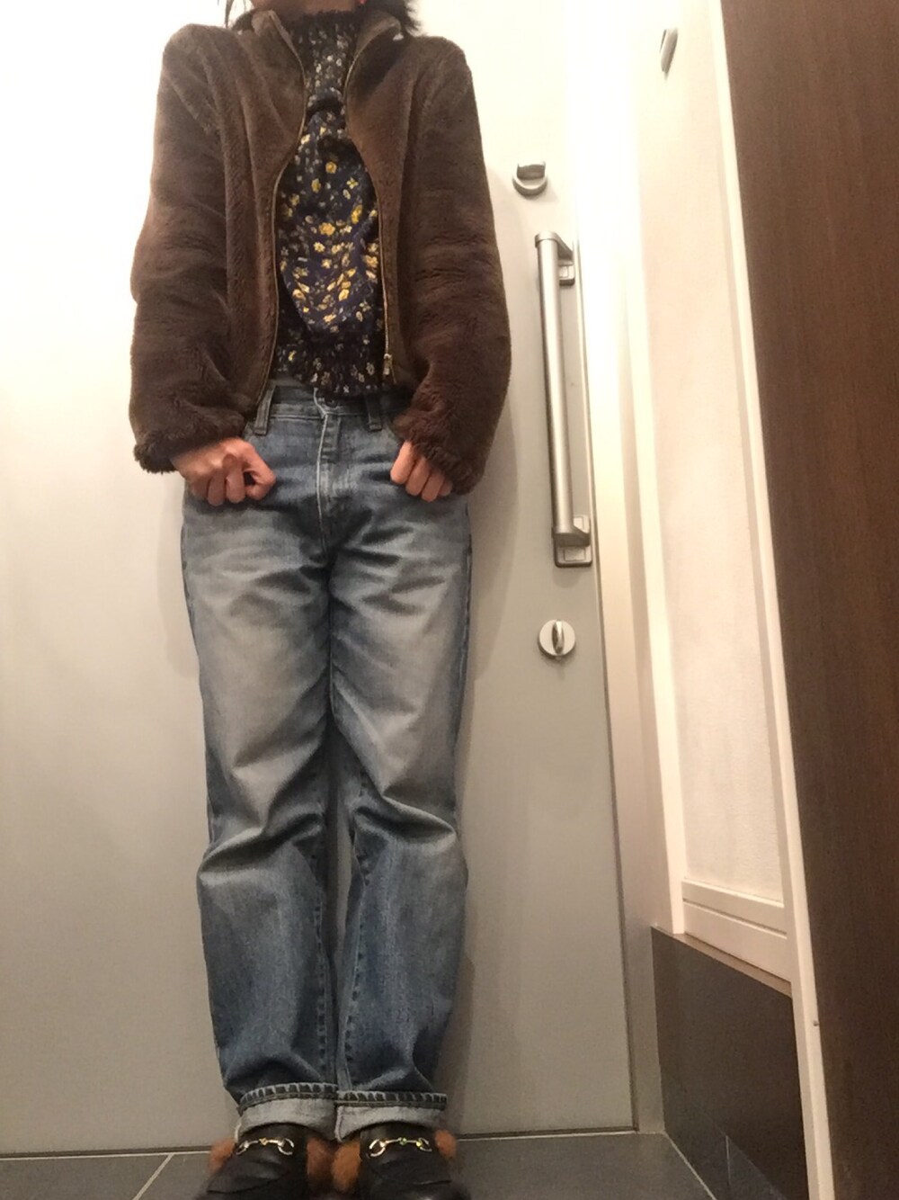 「ファーアウター、花柄、しまむら、ユニクロ、デニム、バブーシュ」｜「しまむらのアイテム（シャツ/ブラウス、ブラック系）」を使った、サオルさん（レディース・153cm）の冬コーディネートの1枚目の写真