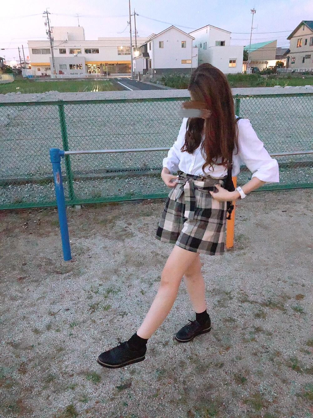 ブラック系のその他シューズ、ベージュ系のパンツ、ブラック系のバックパック/リュックを着用したレディースの夏コーディネートの1枚目の写真