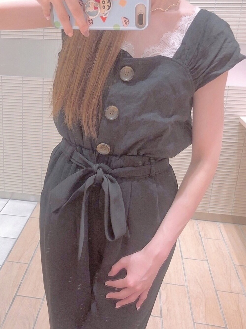 ブラック系のシャツ/ブラウス、ホワイト系のタンクトップ、ブラック系のその他パンツを着用したレディースの夏コーディネートの1枚目の写真