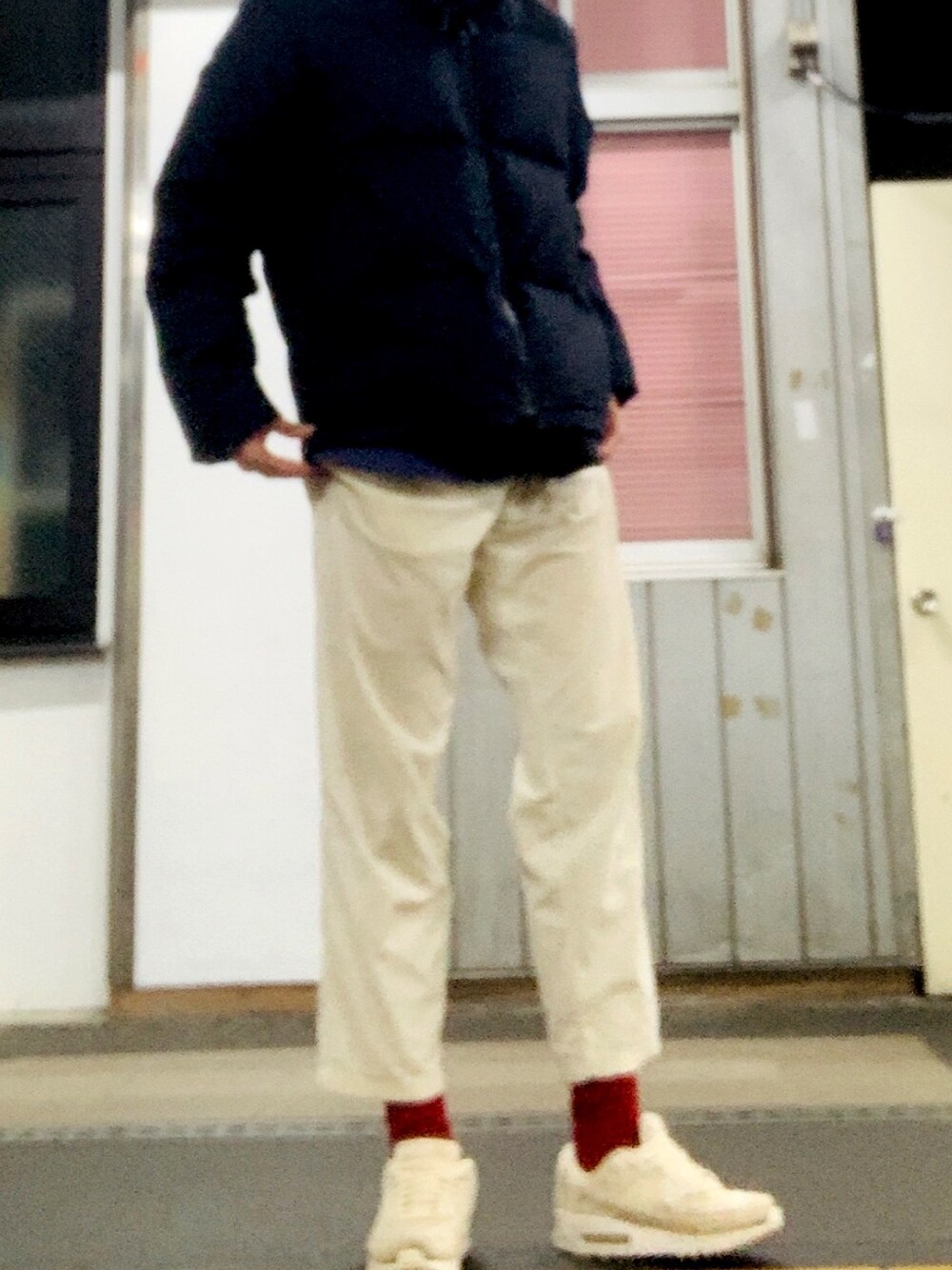 「休日スタイル、シンプル、スニーカー」｜「Right-onのアイテム（ダウンジャケット/コート、ブルー系）」を使った、りょうさん（メンズ・176cm）の冬コーディネートの1枚目の写真