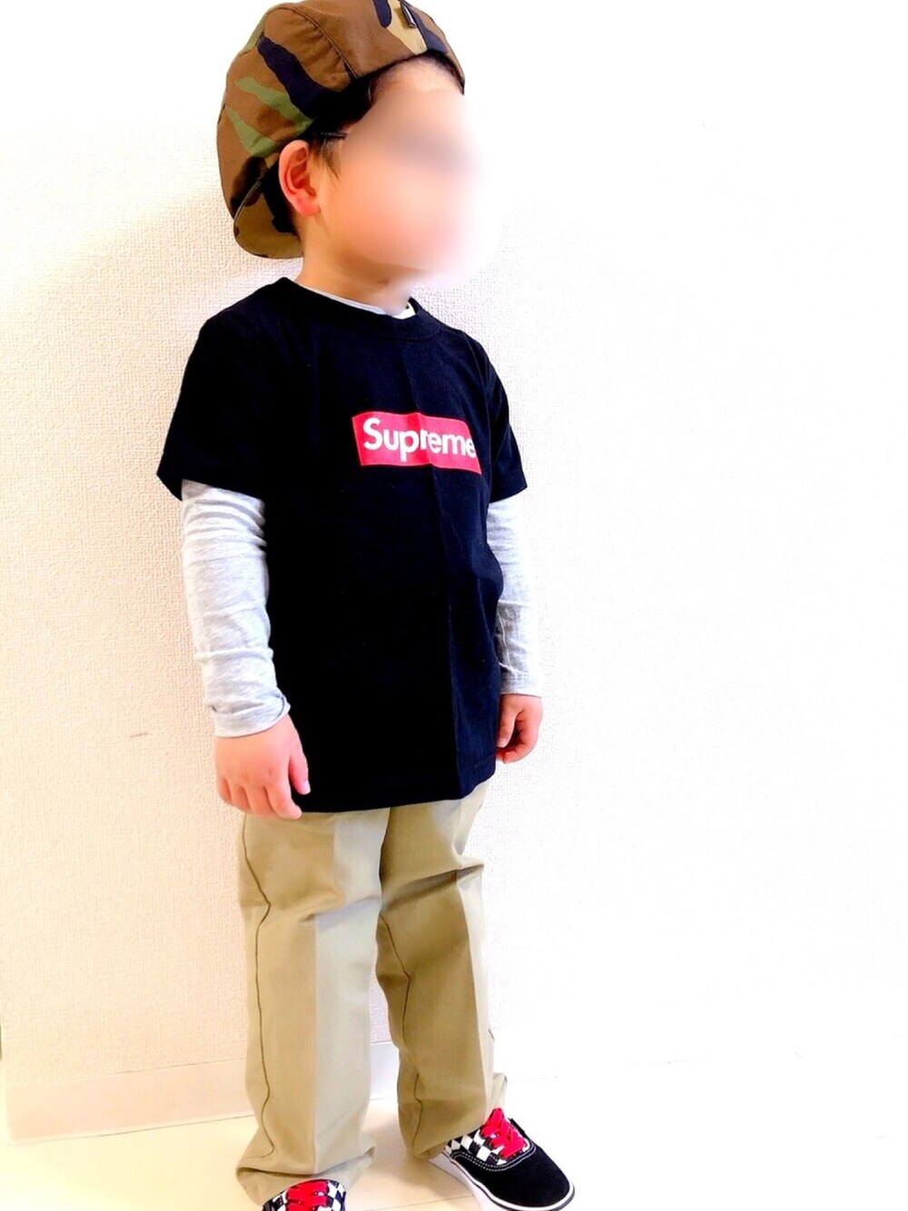 「ストリートキッズ、平成最後のWEARISTAセンバツ、キッズコーデ、おとこのこ、メガネ男子、めがねキッズ、メガネ×帽子、ストリート」｜「Dickiesのアイテム（チノパンツ、ベージュ系）」を使った、-K&A-さん（キッズ・110cm）の春コーディネートの1枚目の写真