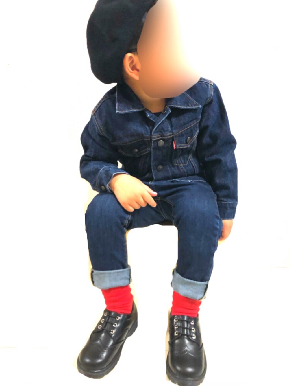 ブルー系のデニムジャケット、ブルー系のデニムパンツ、レッド系のソックス/靴下を着用したキッズの春コーディネートの1枚目の写真