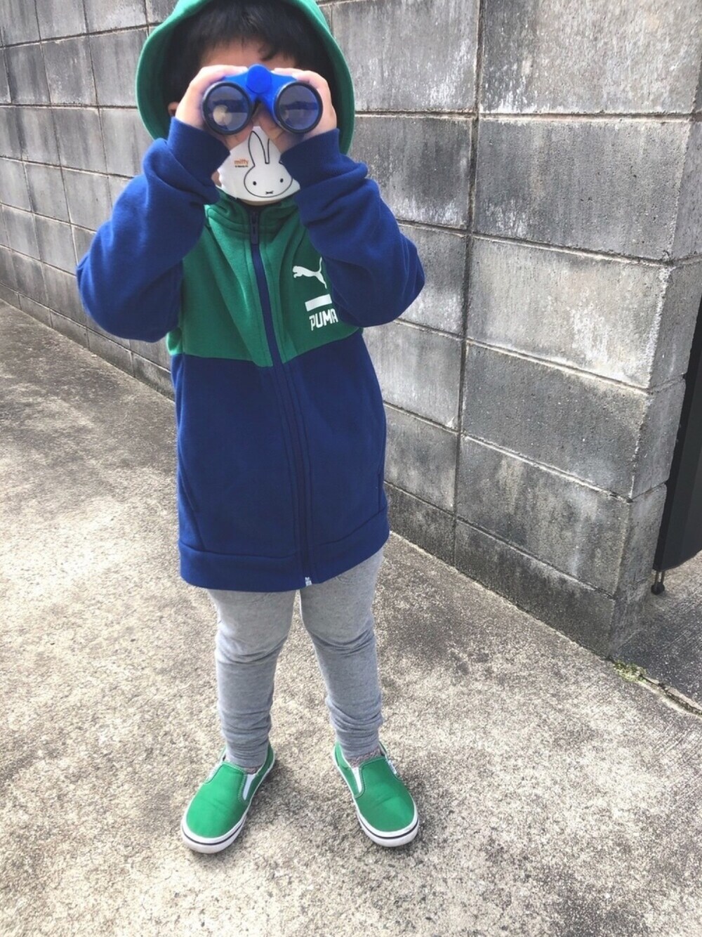 ブルー系のパーカー、グレー系のパンツを着用したキッズの春コーディネートの1枚目の写真