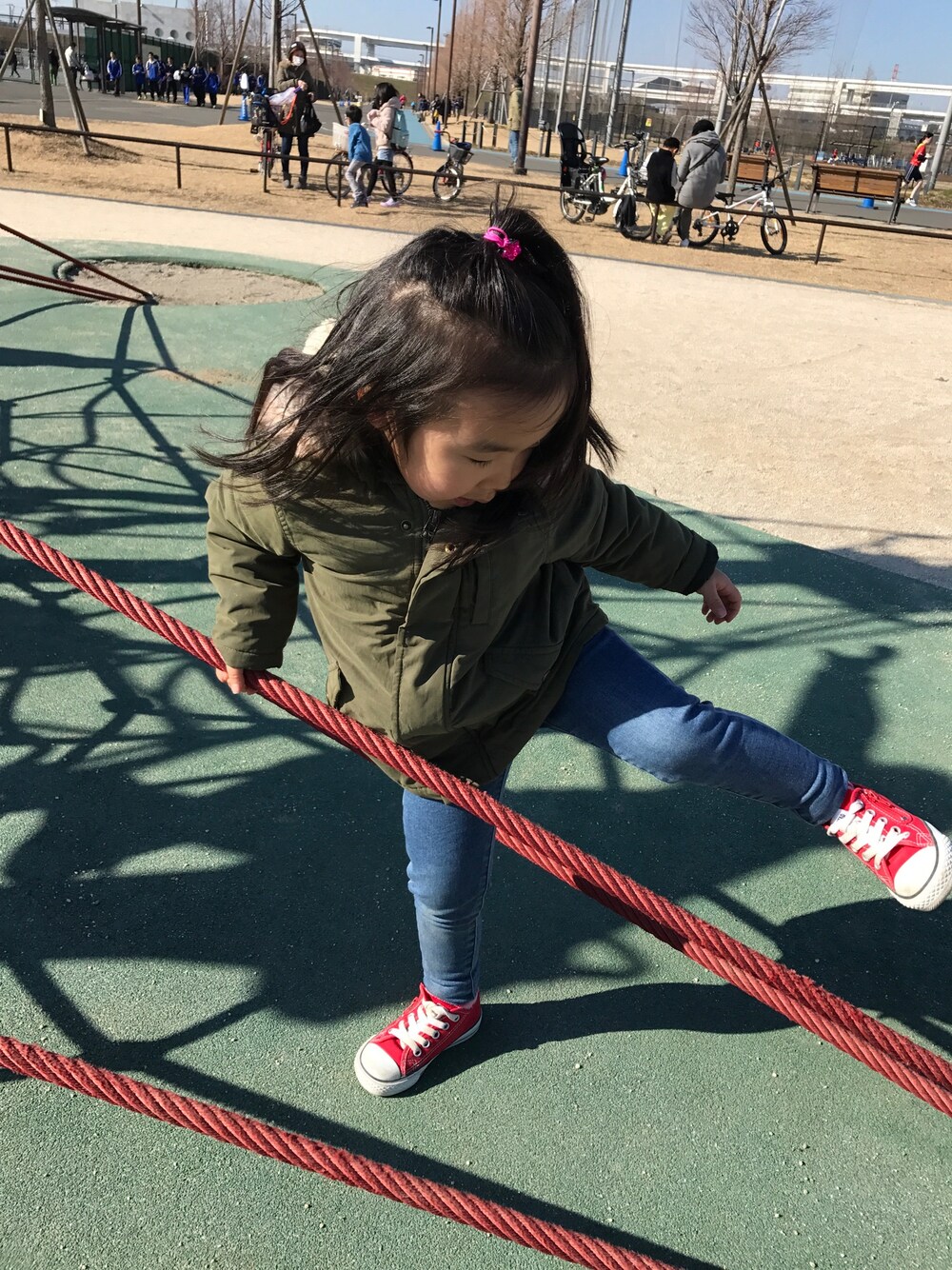 「ABC-MART、キッズコーデ、公園コーデ」｜「GLOBAL WORKのアイテム（ミリタリージャケット、グリーン系）」を使った、emiriさん（キッズ・90cm）の冬コーディネートの1枚目の写真