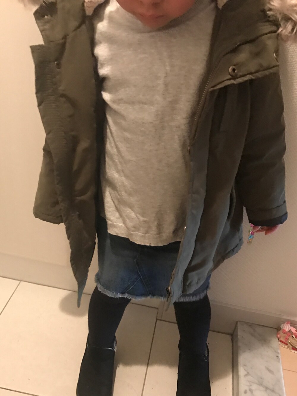 「休日スタイル、女の子、H&M、グローバルワーク(GLOBAL WORK)」｜「ZARAのアイテム（トップス、グレー系）」を使った、emiriさん（キッズ・90cm）の冬コーディネートの1枚目の写真