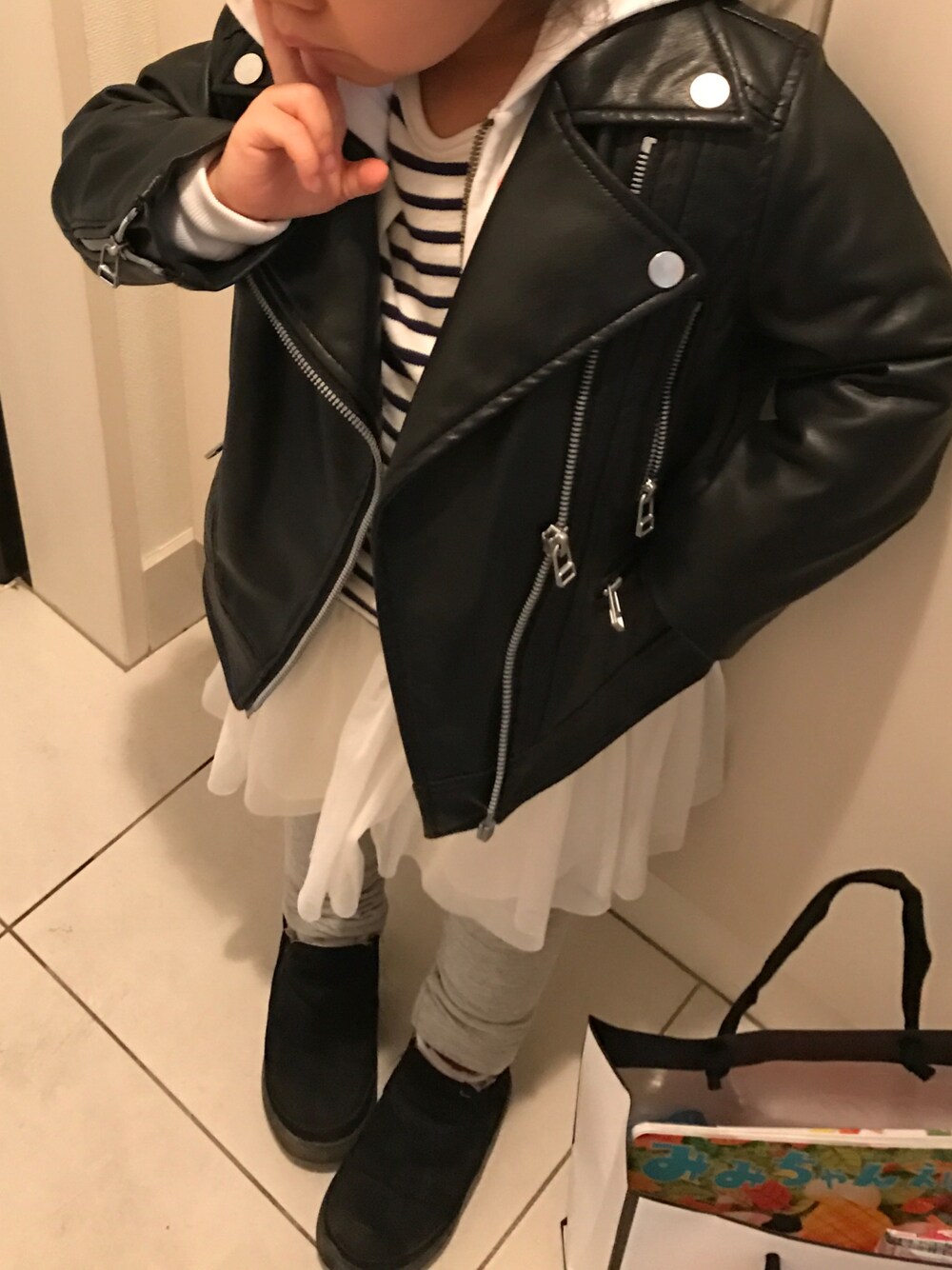 「カジュアル、春コーデ、スカート、女の子」｜「AZUL by moussyのアウターはライダース（ライダースジャケット、ブラック系）」を使った、emiriさん（キッズ・100cm）の冬コーディネートの1枚目の写真