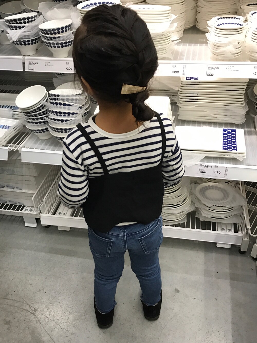 「キッズコーデ、カジュアルコーデ、プチプラコーデ、UNIQLO、ボーダー、あみこみヘア、三歳、女の子」｜「UNIQLOのアイテム（Tシャツ/カットソー、ホワイト系）」を使った、emiriさん（キッズ・100cm）の冬コーディネートの1枚目の写真