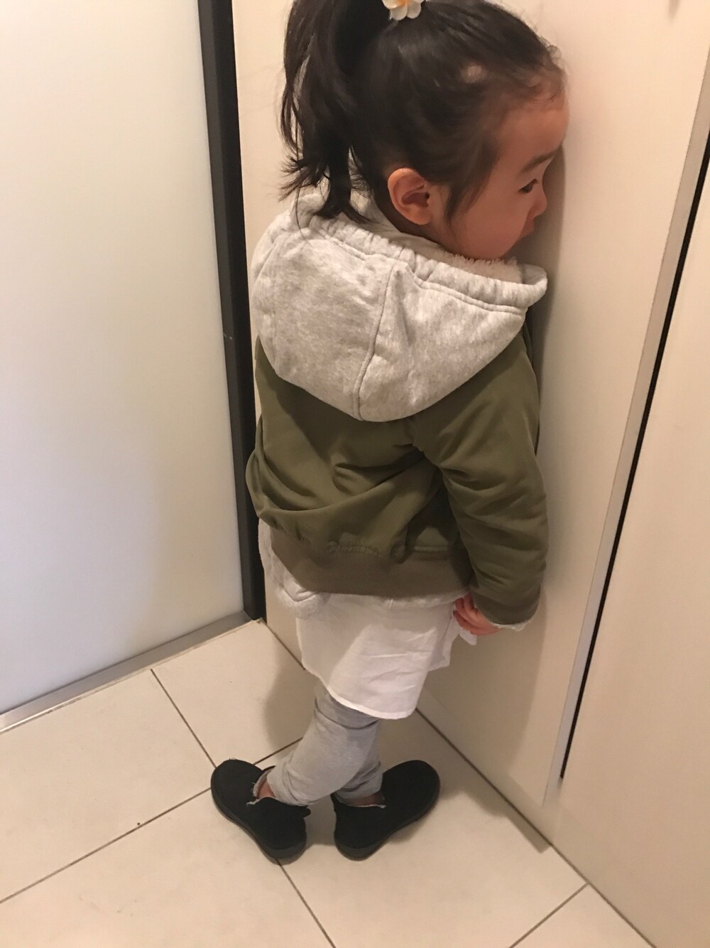 「カジュアル、女の子、プチプラ、シャツスタイル、シャツワンピ」｜「UNIQLOのアイテム（パーカー、グレー系）」を使った、emiriさん（キッズ・100cm）の冬コーディネートの1枚目の写真