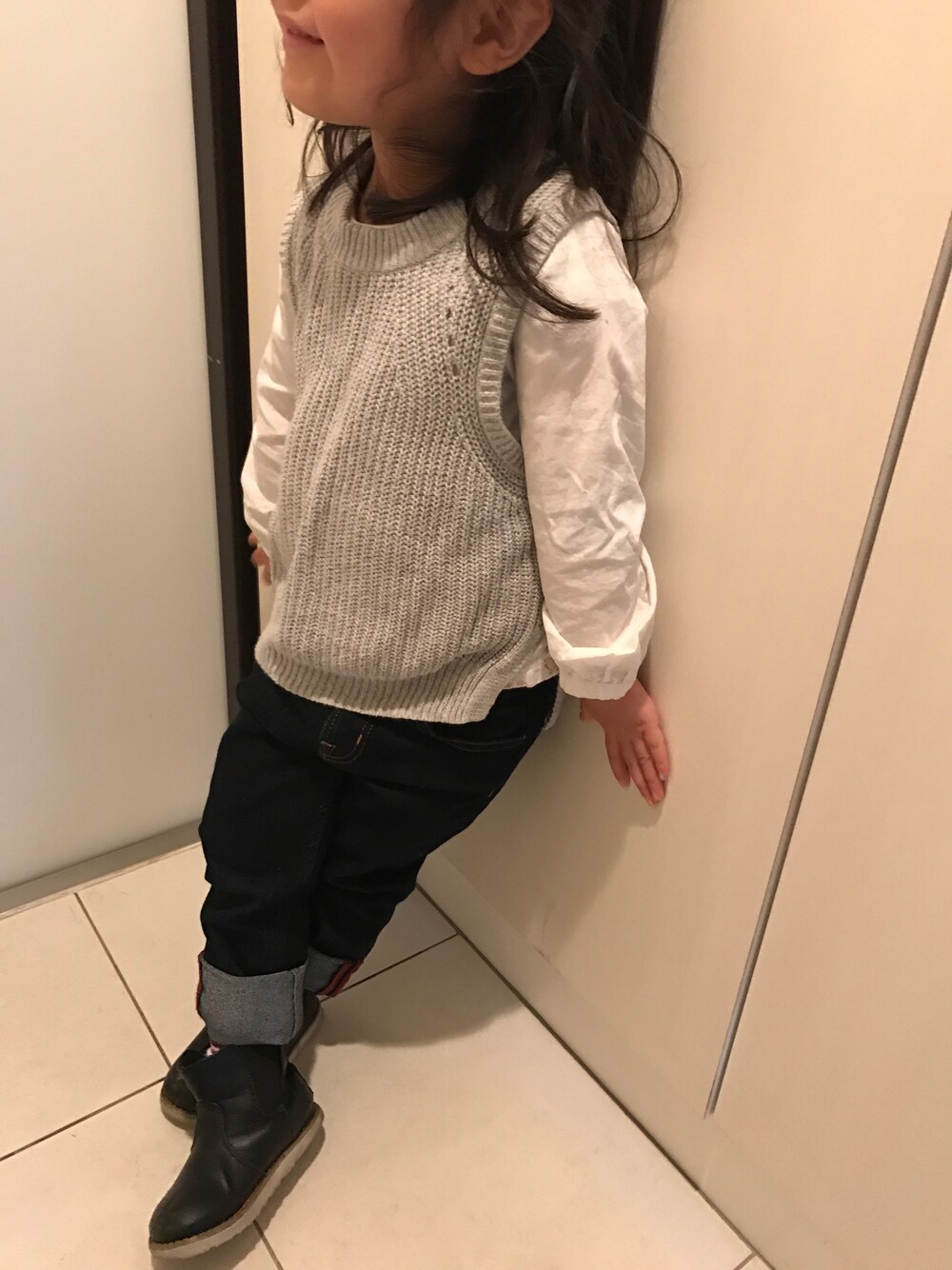 「3歳、カジュアルコーデ、女の子、グローバルワーク(GLOBAL WORK)、西松屋、H&Mキッズ」｜「GLOBAL WORKの【キッズ】ニットベストツキプルオーバー長袖/708994（ベスト、グレー系）」を使った、emiriさん（キッズ・100cm）の冬コーディネートの1枚目の写真