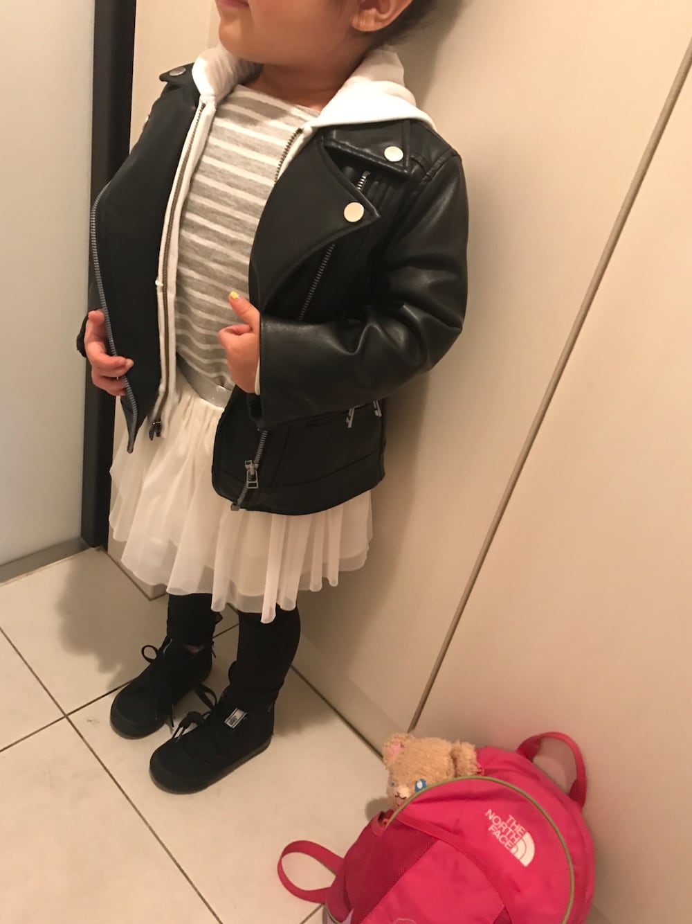 「春コーデ、キッズコーデ、ライダース、ユニクロ、プチプラコーデ」｜「AZUL by moussyのアウターはライダース（ライダースジャケット、ブラック系）」を使った、emiriさん（キッズ・100cm）の春コーディネートの1枚目の写真