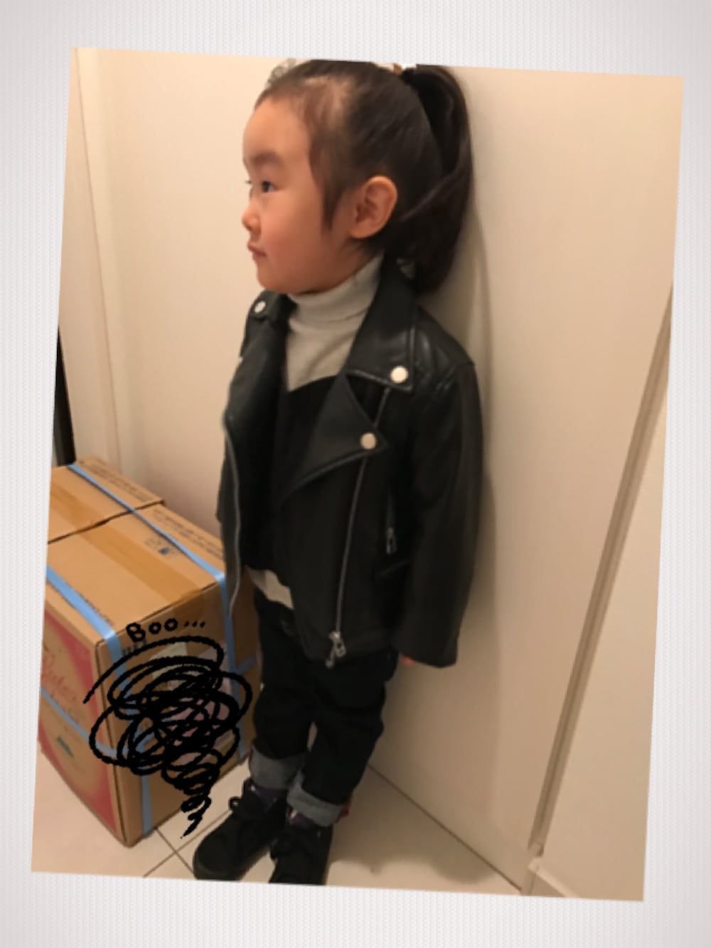 「キッズ、kids、シンプル、女の子コーデ、デニムパンツ、プチプラコーデ」｜「AZUL by moussyのアウターはライダース（ライダースジャケット、ブラック系）」を使った、emiriさん（キッズ・100cm）の春コーディネートの1枚目の写真