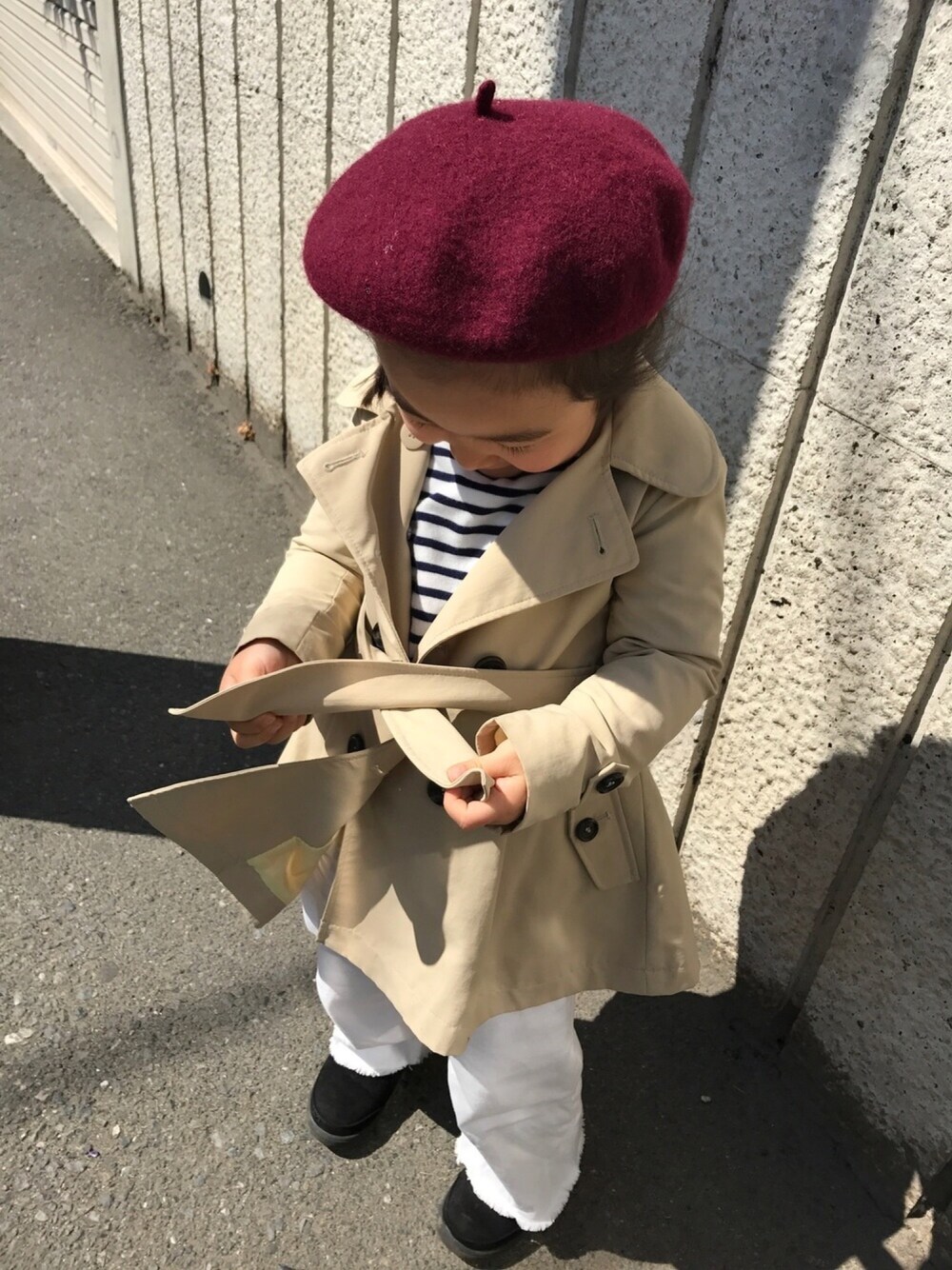 「春、トレンチコート、ベレー帽、おんなのこ、3歳、パリジェンヌ風」｜「a.v.vのアイテム（ハンチング/ベレー帽、レッド系）」を使った、emiriさん（キッズ・100cm）の春コーディネートの1枚目の写真
