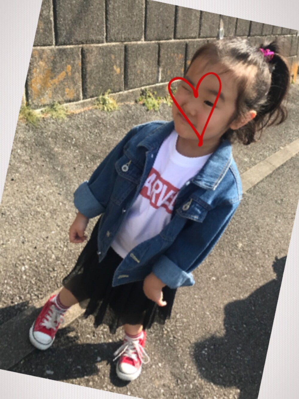 「休日スタイル、おんなのこ、シンプル、GU、マーベル、プチプラ」｜「GUのアイテム（Tシャツ/カットソー、ホワイト系）」を使った、emiriさん（キッズ・100cm）の春コーディネートの1枚目の写真