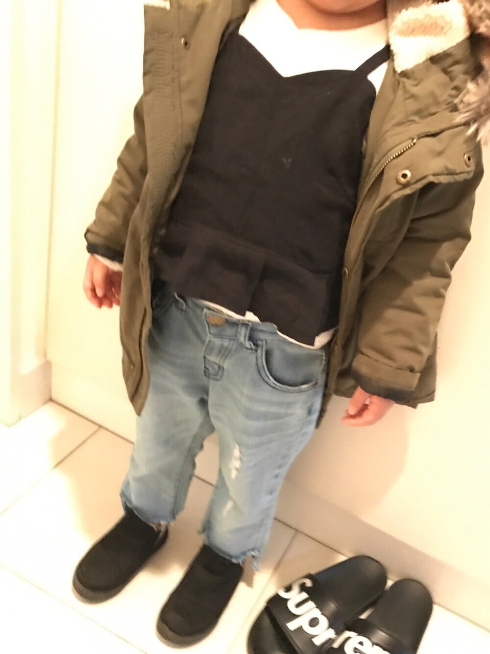 「キッズファッション、キッズコーデ、女の子、きりっぱなしデニム、3歳」｜「AEONのアイテム（Tシャツ/カットソー、ホワイト系）」を使った、emiriさん（キッズ・100cm）の春コーディネートの1枚目の写真