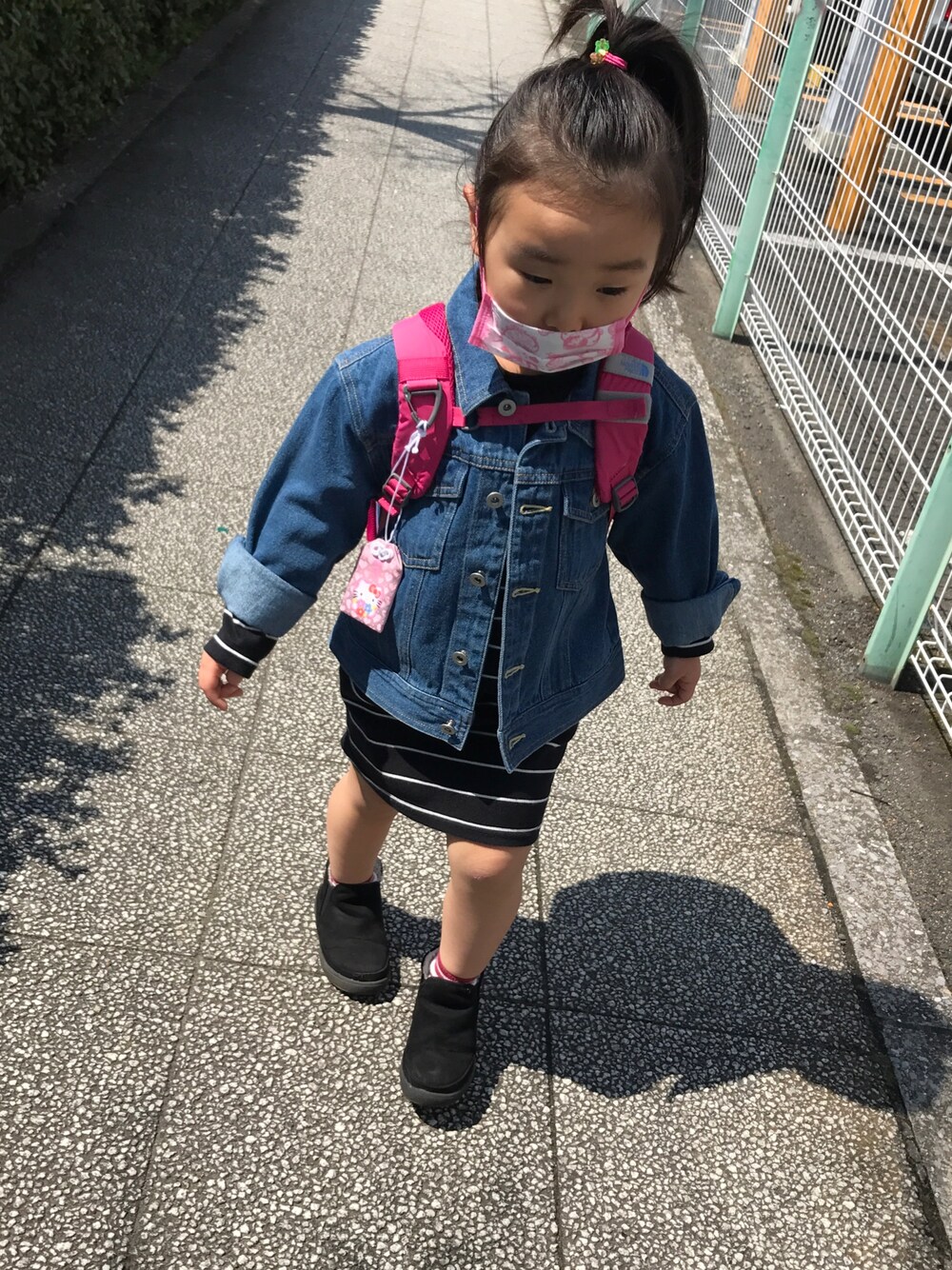 「kids、プチプラ、ボーダー、春、3歳」｜「GUのアイテム（デニムジャケット、ブルー系）」を使った、emiriさん（キッズ・100cm）の春コーディネートの1枚目の写真