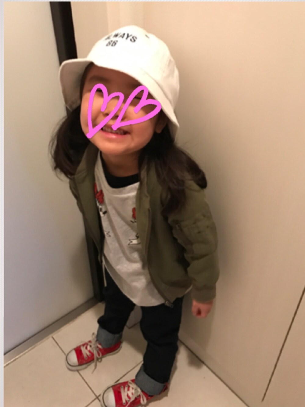 「おんなのこ、デニム、公園、シンプル、ミッキーT、はるコーデ」｜「BRANSHESのメトロハット（ハット、ホワイト系）」を使った、emiriさん（キッズ・100cm）の春コーディネートの1枚目の写真