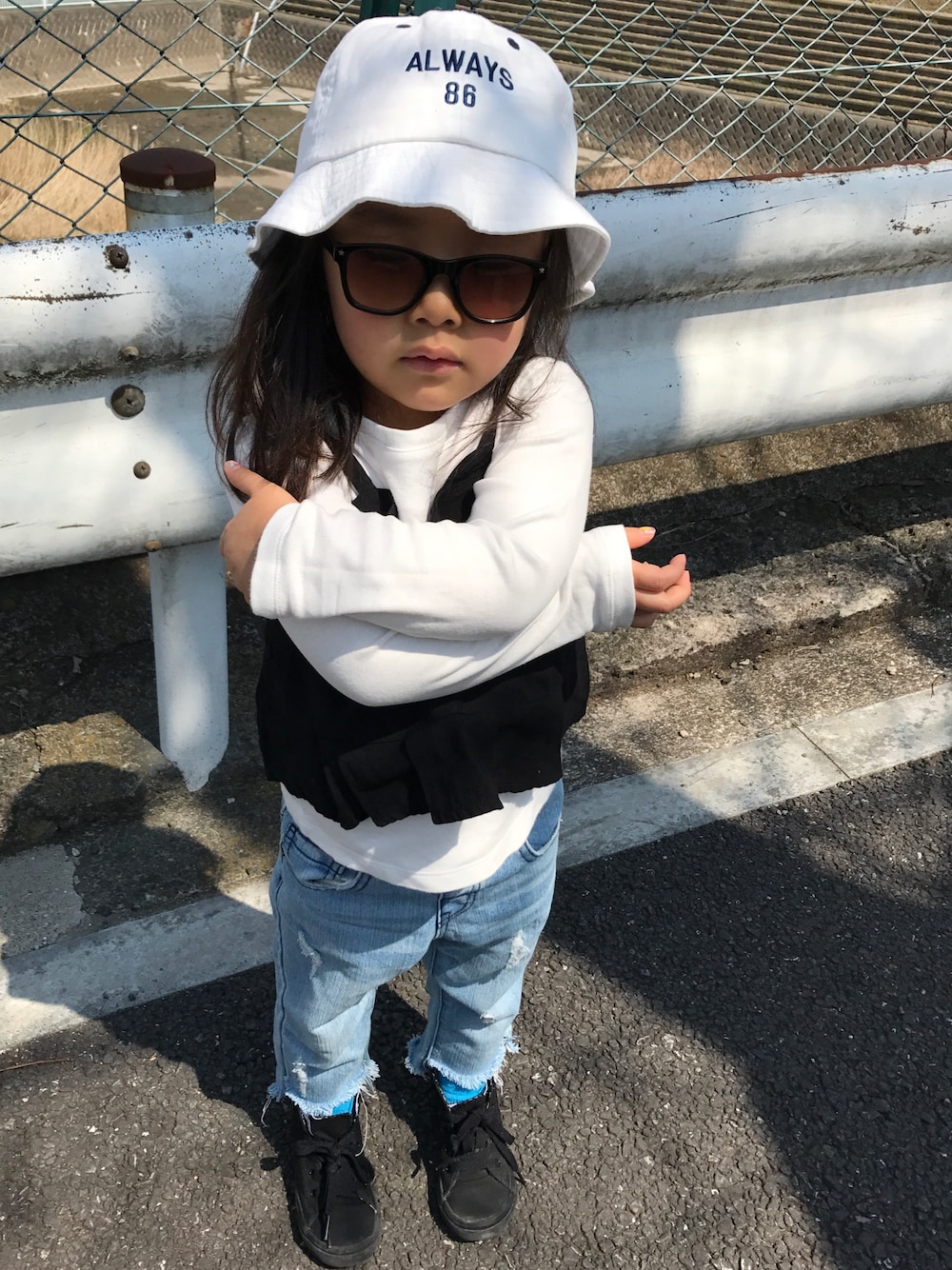 「女の子、キッズコーデ、春、カジュアルコーデ、プチプラコーデ、買い物コーデ」｜「BRANSHESのメトロハット（ハット、ホワイト系）」を使った、emiriさん（キッズ・100cm）の春コーディネートの1枚目の写真