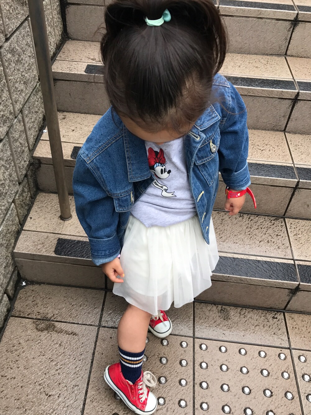 「シンプルコーデ、プチプラ、UNIQLO、ジーユーコーデ、3歳、女の子」｜「GUのアイテム（デニムジャケット、ブルー系）」を使った、emiriさん（キッズ・100cm）の春コーディネートの1枚目の写真