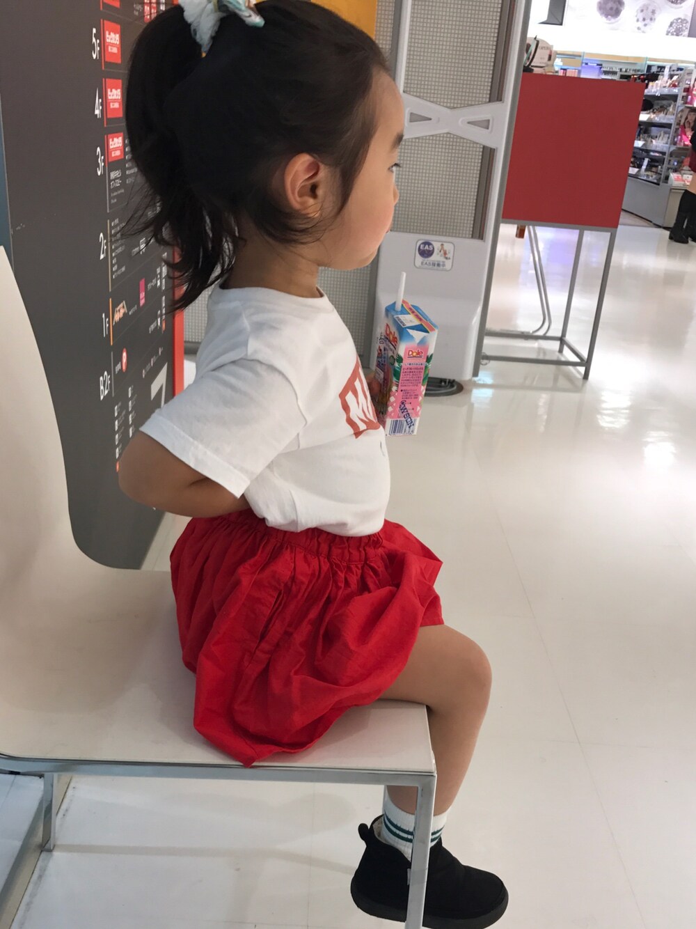 「春コーデ、キッズコーデ、女の子、シンプル、グローバルワーク(GLOBAL WORK)」｜「GUのアイテム（Tシャツ/カットソー、ホワイト系）」を使った、emiriさん（キッズ・100cm）の春コーディネートの1枚目の写真