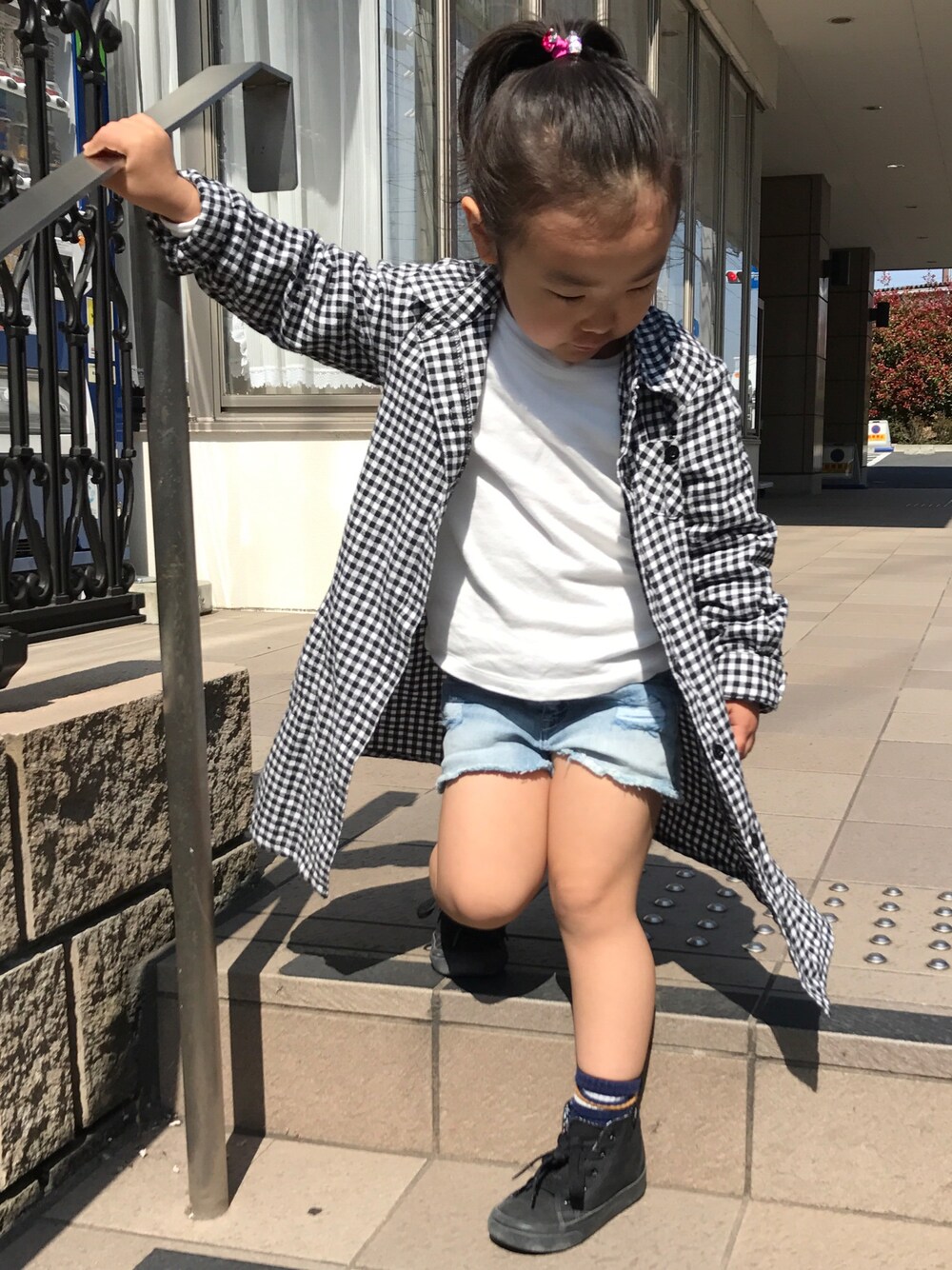 「シンプルコーデ、カジュアルコーデ、女の子、デニムパンツ、おんなのこ、3歳」｜「西松屋のアイテム（シャツワンピース、ブラック系）」を使った、emiriさん（キッズ・100cm）の春コーディネートの1枚目の写真