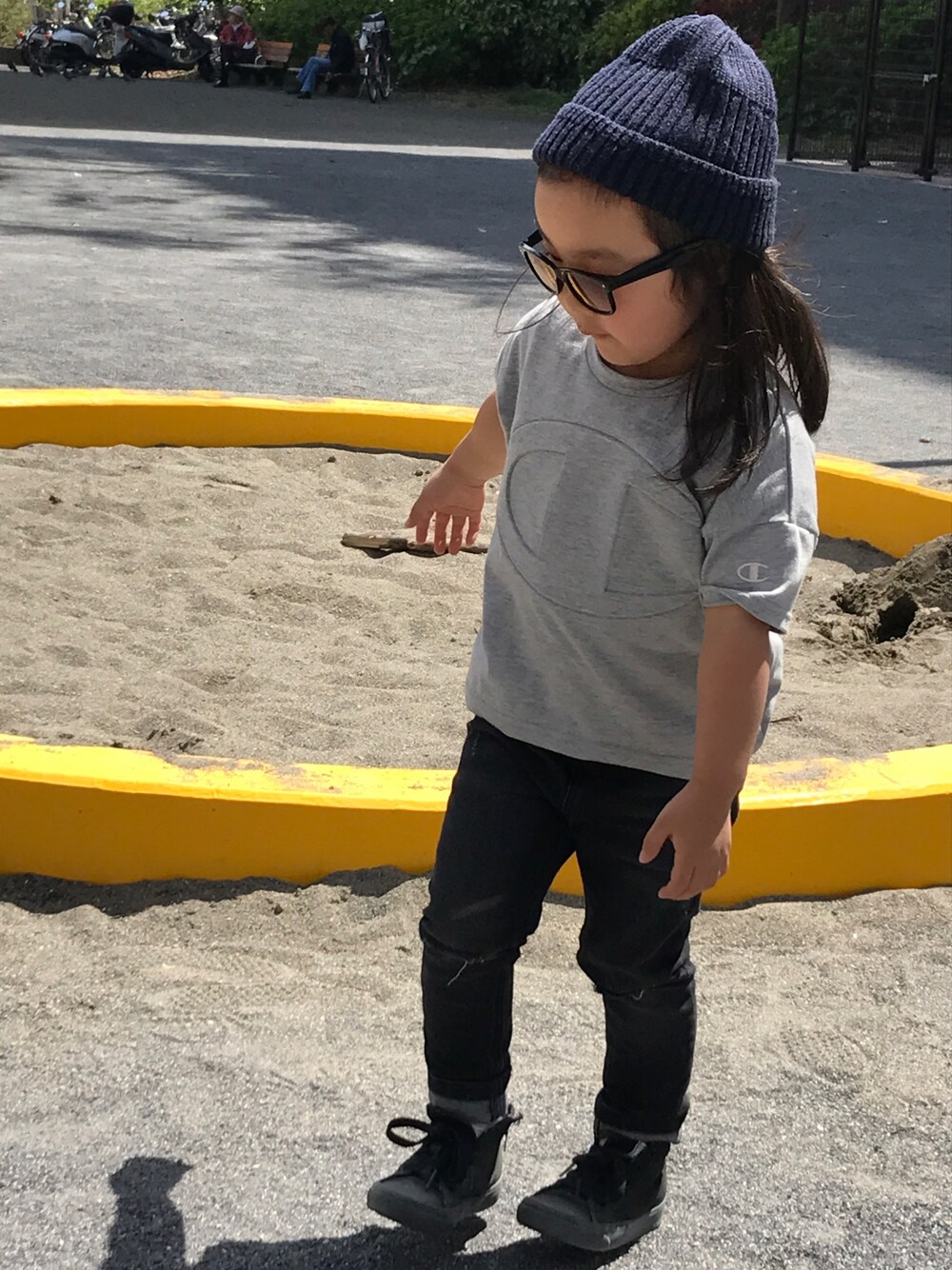 「kids、おんなのこ、シンプル、公園、3歳、チャンピオン、ニット帽、サングラス」｜「abcdのアイテム（ニットキャップ/ビーニー、ブルー系）」を使った、emiriさん（キッズ・100cm）の春コーディネートの1枚目の写真