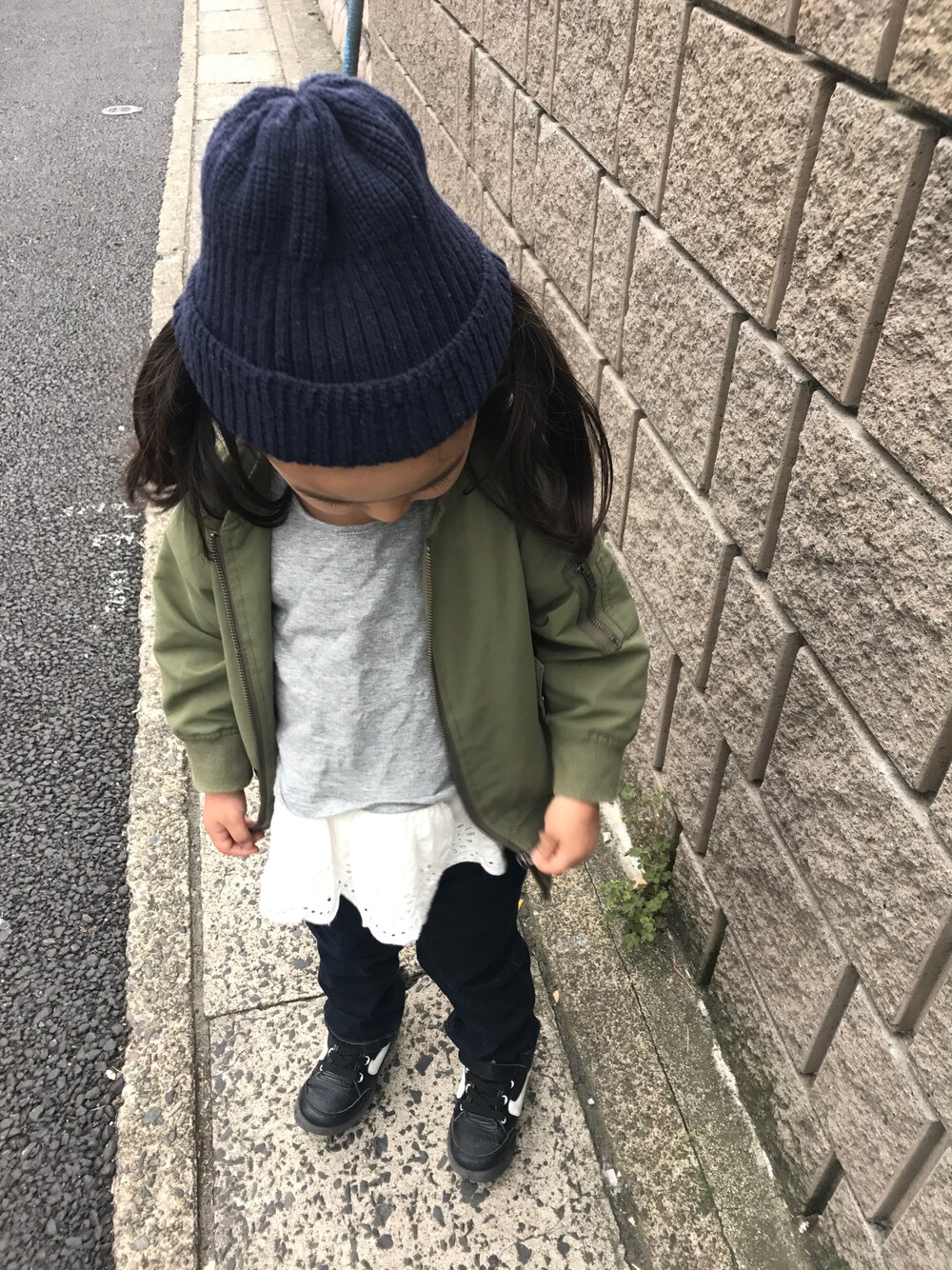 「カジュアルコーデ、キッズコーデ、女の子、シンプルコーデ、3歳」｜「abcdのアイテム（ニットキャップ/ビーニー、ブルー系）」を使った、emiriさん（キッズ・100cm）の春コーディネートの1枚目の写真