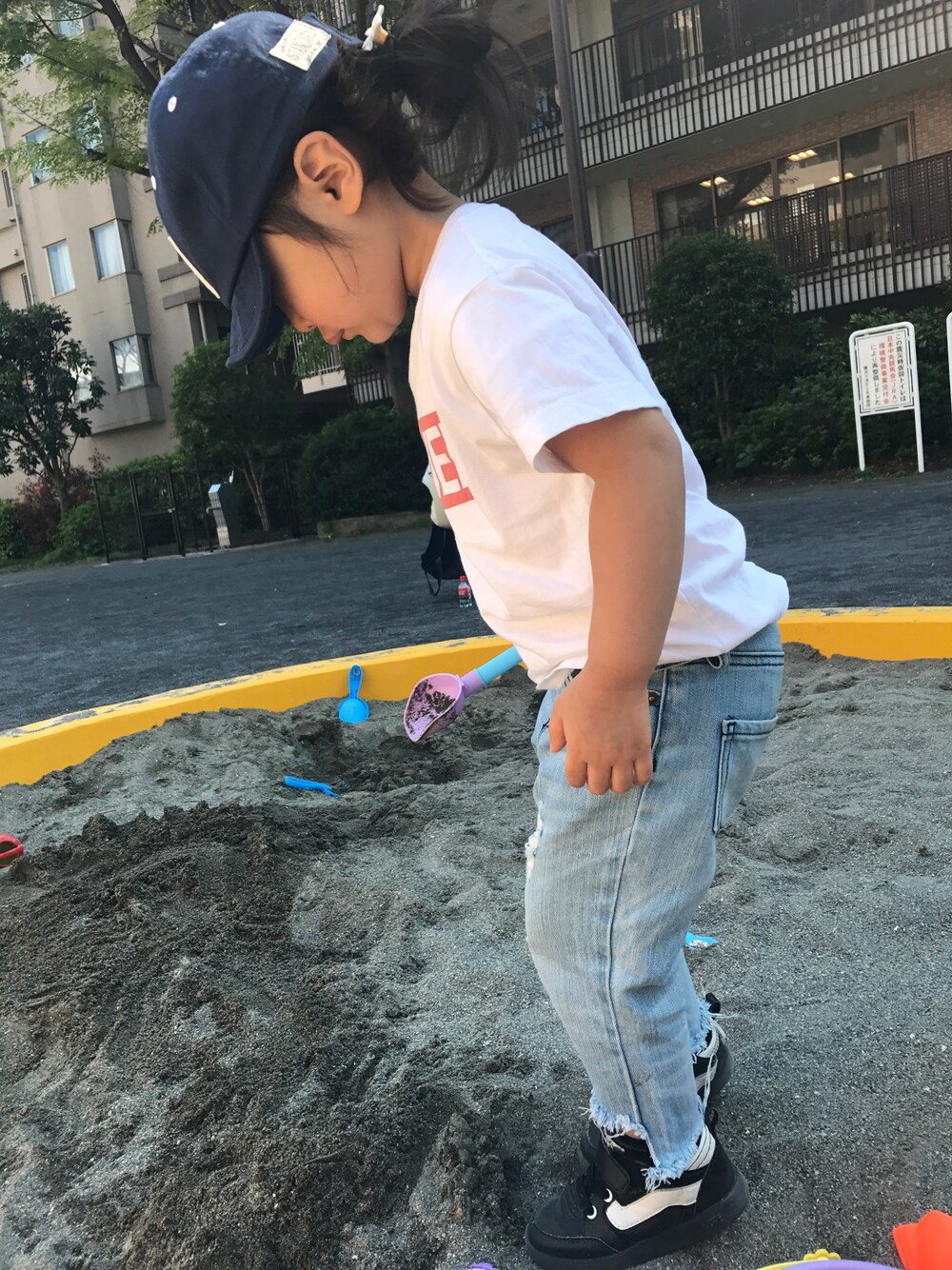 「キッズファッション、デニム、ジーユー、プチプラ、公園」｜「楽天のアイテム（キャップ、ブルー系）」を使った、emiriさん（キッズ・100cm）の春コーディネートの1枚目の写真
