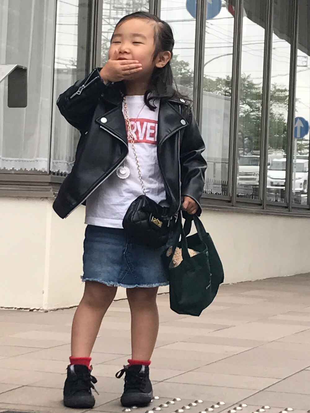 「ライダース、マーベル、kids、女の子、デニムスカート、シンプルコーデ」｜「AZUL by moussyのアウターはライダース（ライダースジャケット、ブラック系）」を使った、emiriさん（キッズ・100cm）の春コーディネートの1枚目の写真