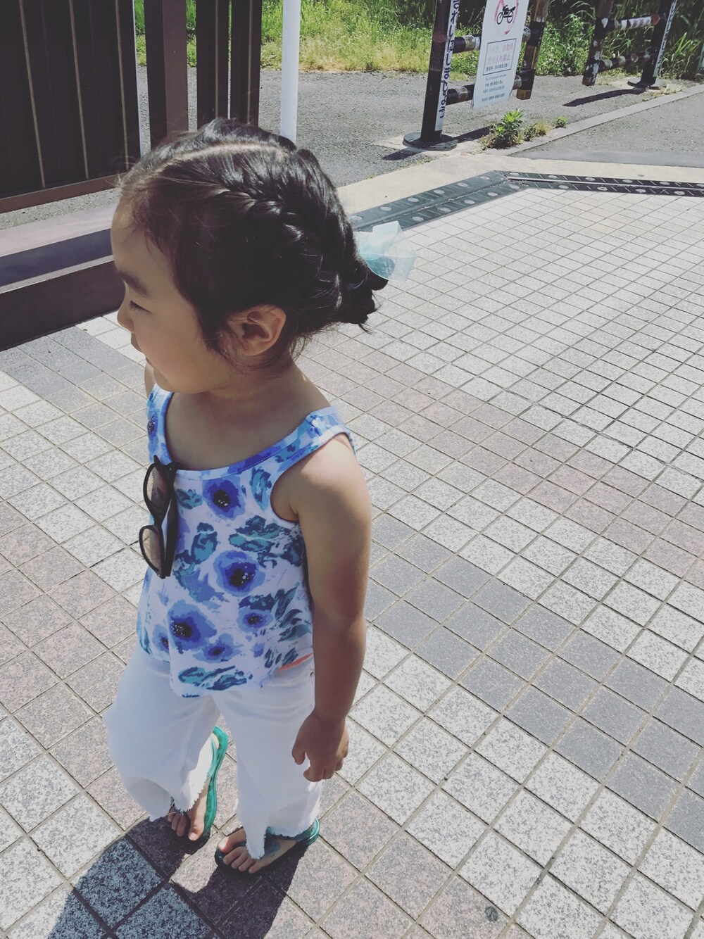 「夏」｜「AZUL by moussyのTC天竺ハンドペインティングフラワーゆるタンク（タンクトップ、ホワイト系）」を使った、emiriさん（キッズ・100cm）の夏コーディネートの1枚目の写真
