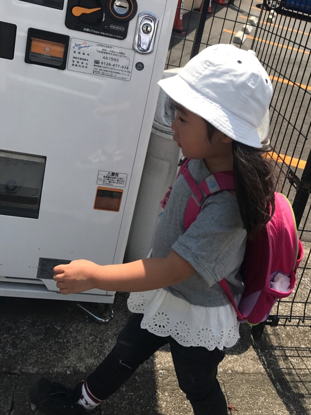 「カジュアル、女の子、公園スタイル、ドラフトギャップ、スニーカー」｜「BRANSHESのメトロハット（ハット、ホワイト系）」を使った、emiriさん（キッズ・100cm）の夏コーディネートの1枚目の写真