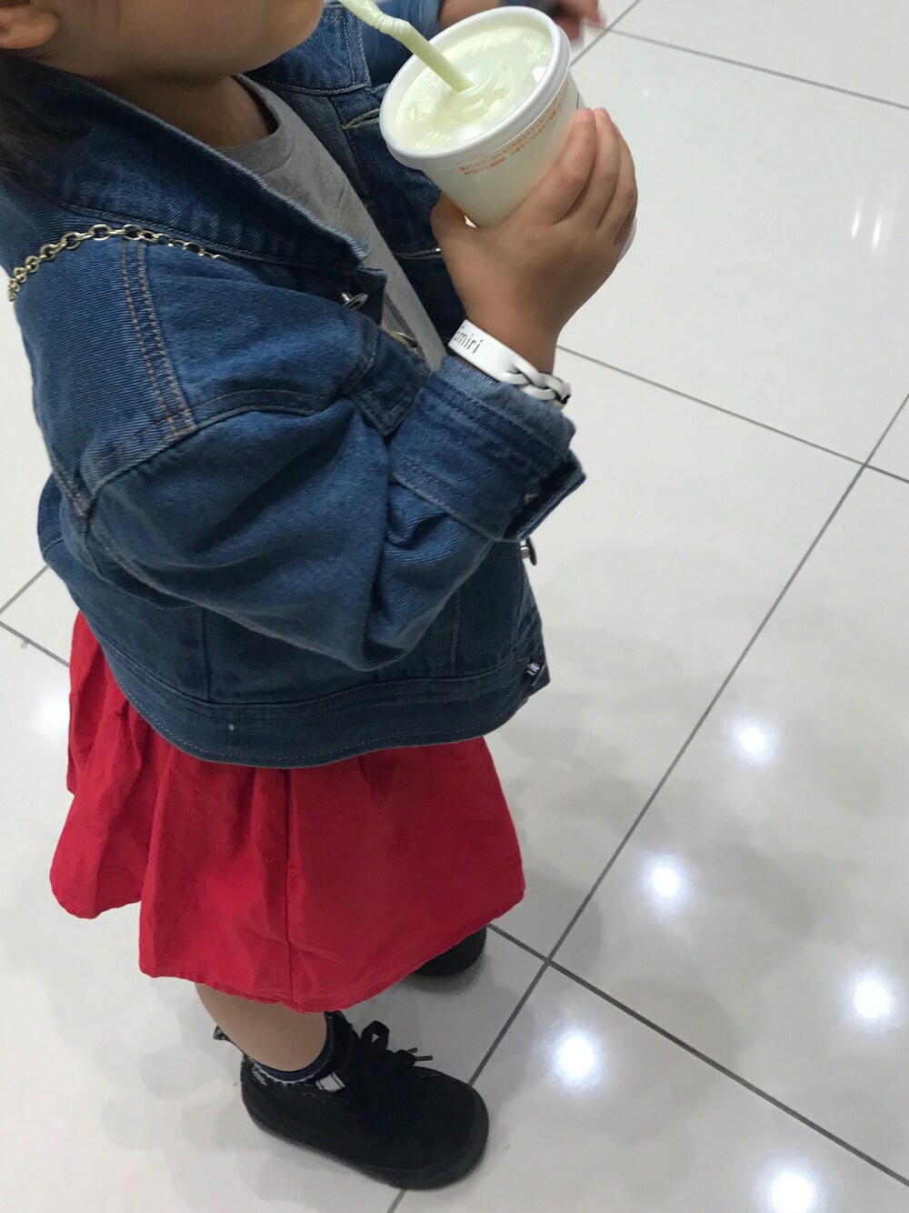 「女の子」｜「しまむらのアイテム（Tシャツ/カットソー、グレー系）」を使った、emiriさん（キッズ・100cm）の夏コーディネートの1枚目の写真