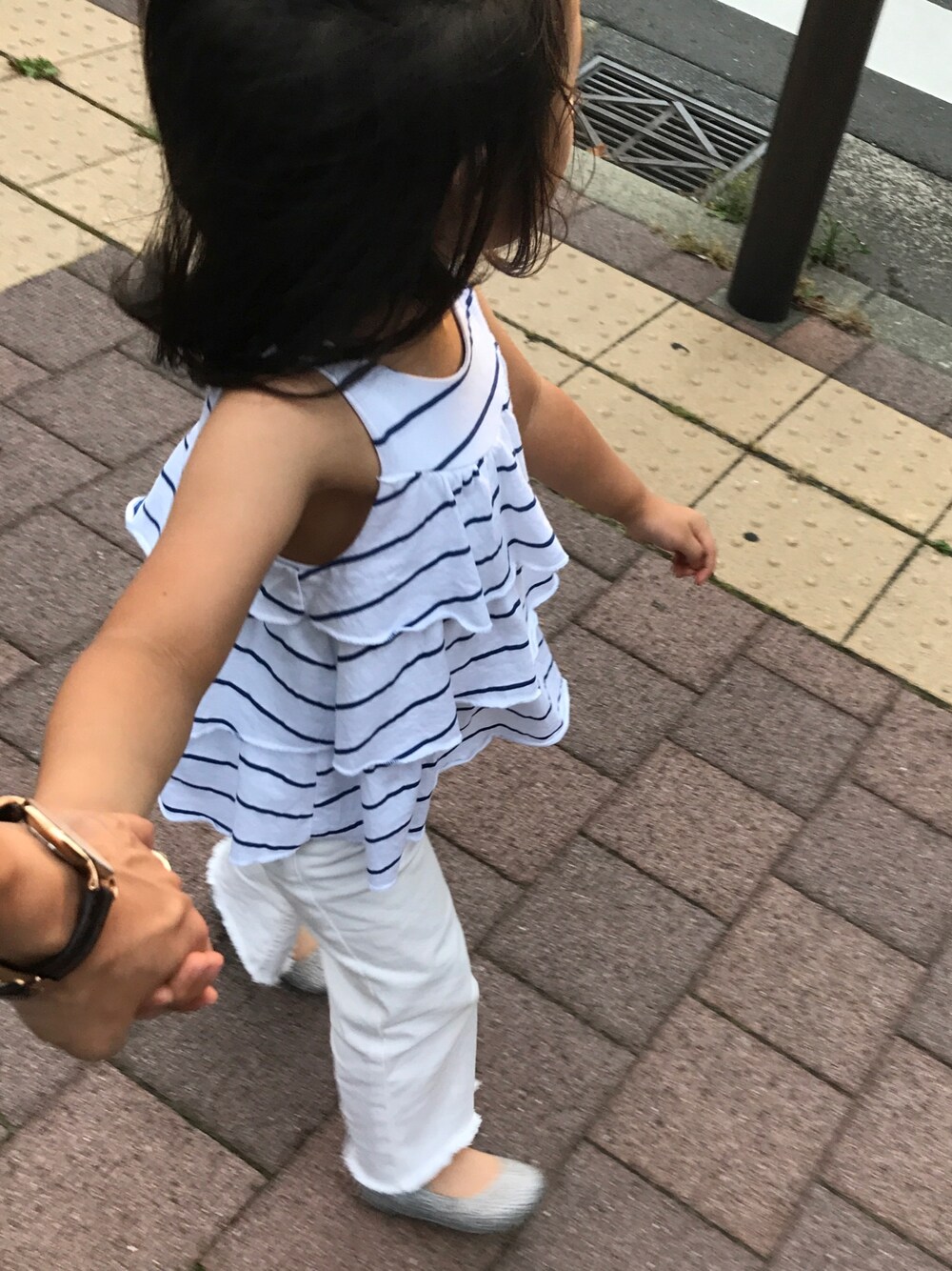 「靴擦れした、お気に入り、サンダル」｜「ZARAのアイテム（タンクトップ、ホワイト系）」を使った、emiriさん（キッズ・100cm）の夏コーディネートの1枚目の写真