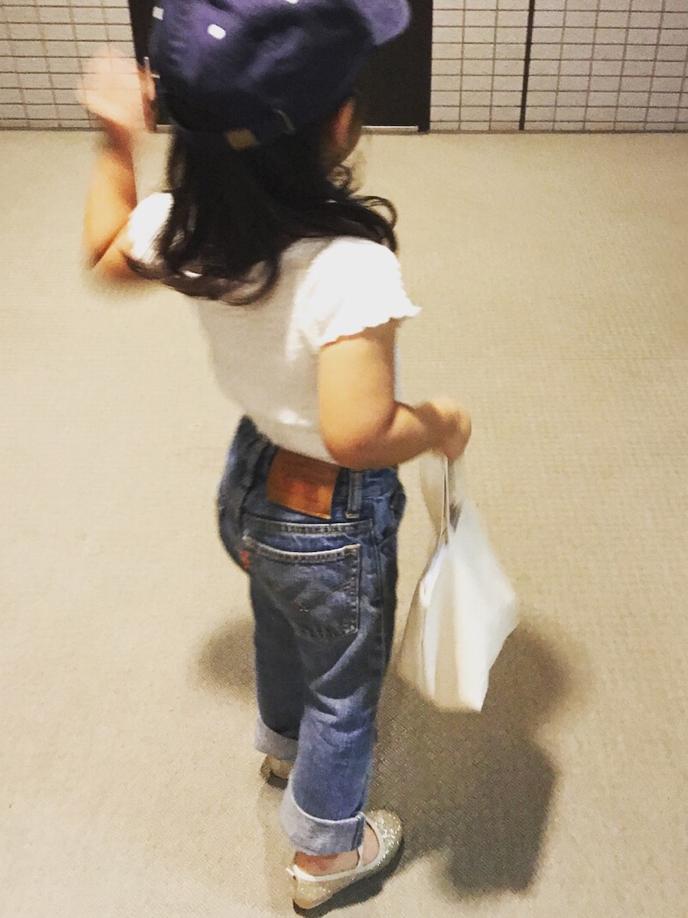「リーバイス古着」｜「Levi'sのアイテム（デニムパンツ、ブルー系）」を使った、emiriさん（キッズ・100cm）の秋コーディネートの1枚目の写真