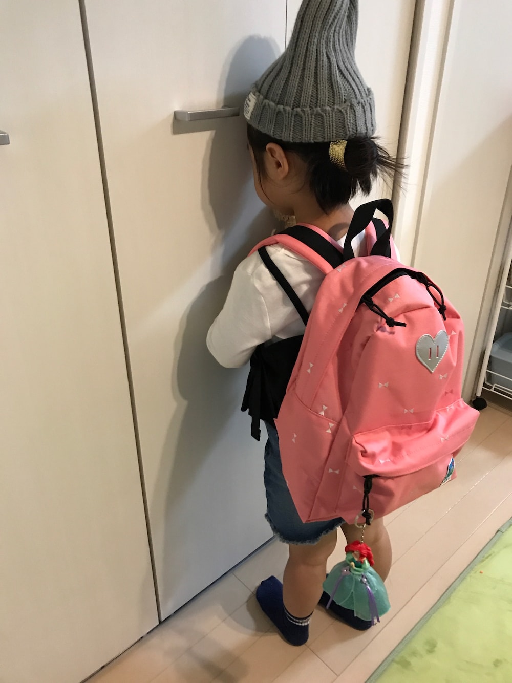 「キッズファッション、秋のコーデ、女の子コーデ」｜「ダイソーのアイテム（ニットキャップ/ビーニー、グレー系）」を使った、emiriさん（キッズ・100cm）の秋コーディネートの1枚目の写真